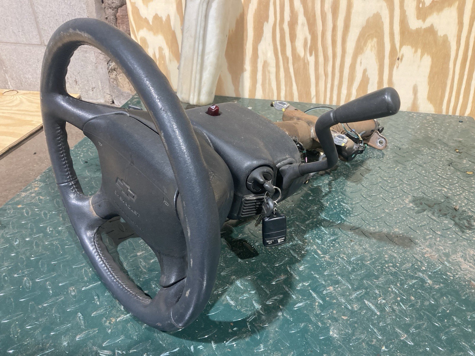 95-98 Chevy GMC C1500 K1500 OBS Tahoe Suburban Tilt Steering Column W/keys OEM 95-98 Chevy GMC C1500 K1500 OBS Tahoe Suburban Tilt Steering Column W/keys OEM