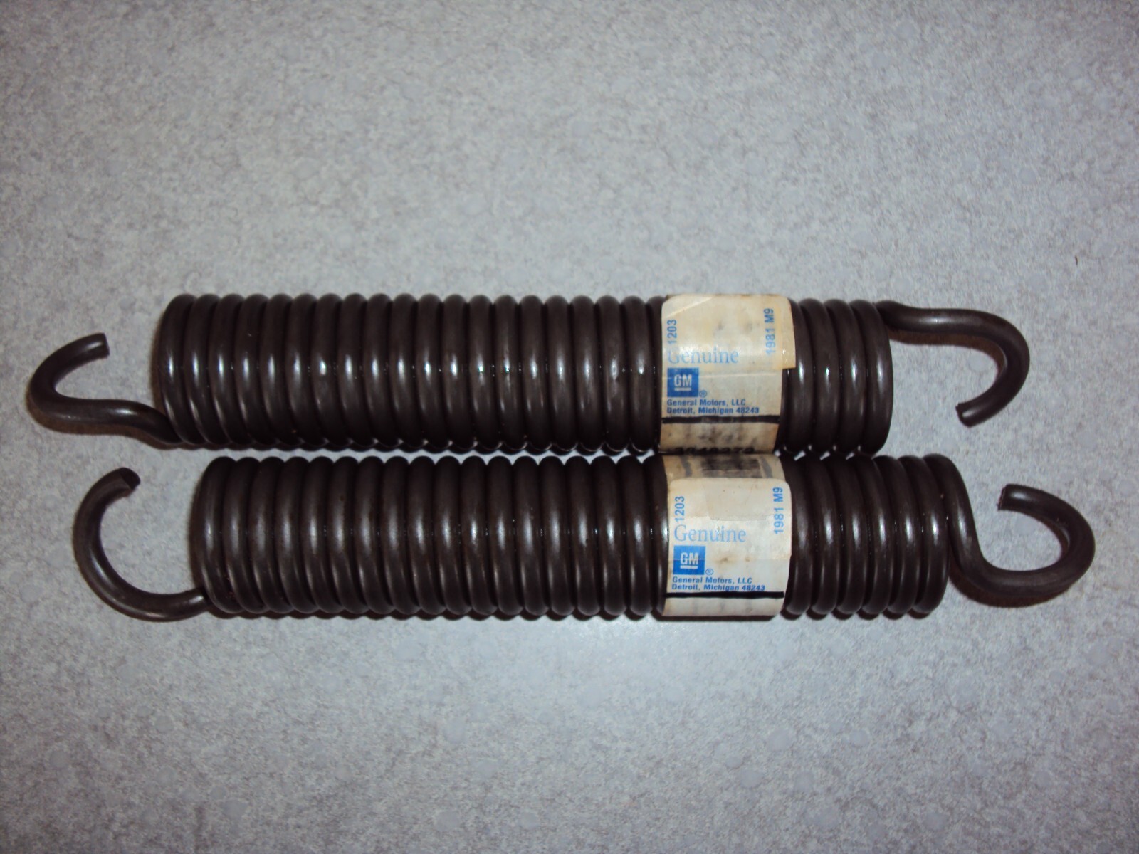 NOS GM  1965-1972 CHEVROLET CAMARO CHEVELLE HOOD HINGE SPRINGS