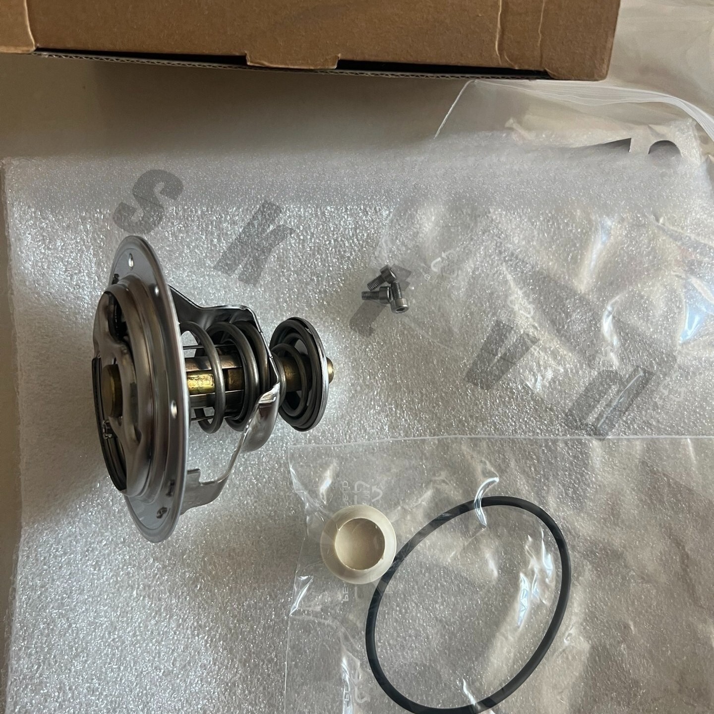 079198121 OEM Coolant Thermostat for Audi R8 Lamborghini Gallardo Huracan 5.2 079198121 OEM Coolant Thermostat for Audi R8 Lamborghini Gallardo Huracan 5.2