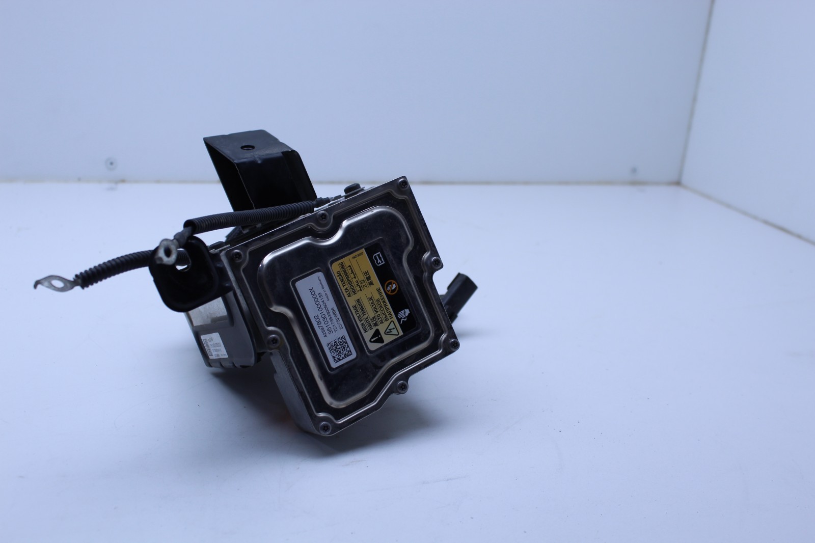 2017-2022 Chevrolet Bolt EV Coolant Heater Control Pump Module 42597802 2017-2022 Chevrolet Bolt EV Coolant Heater Control Pump Module 42597802