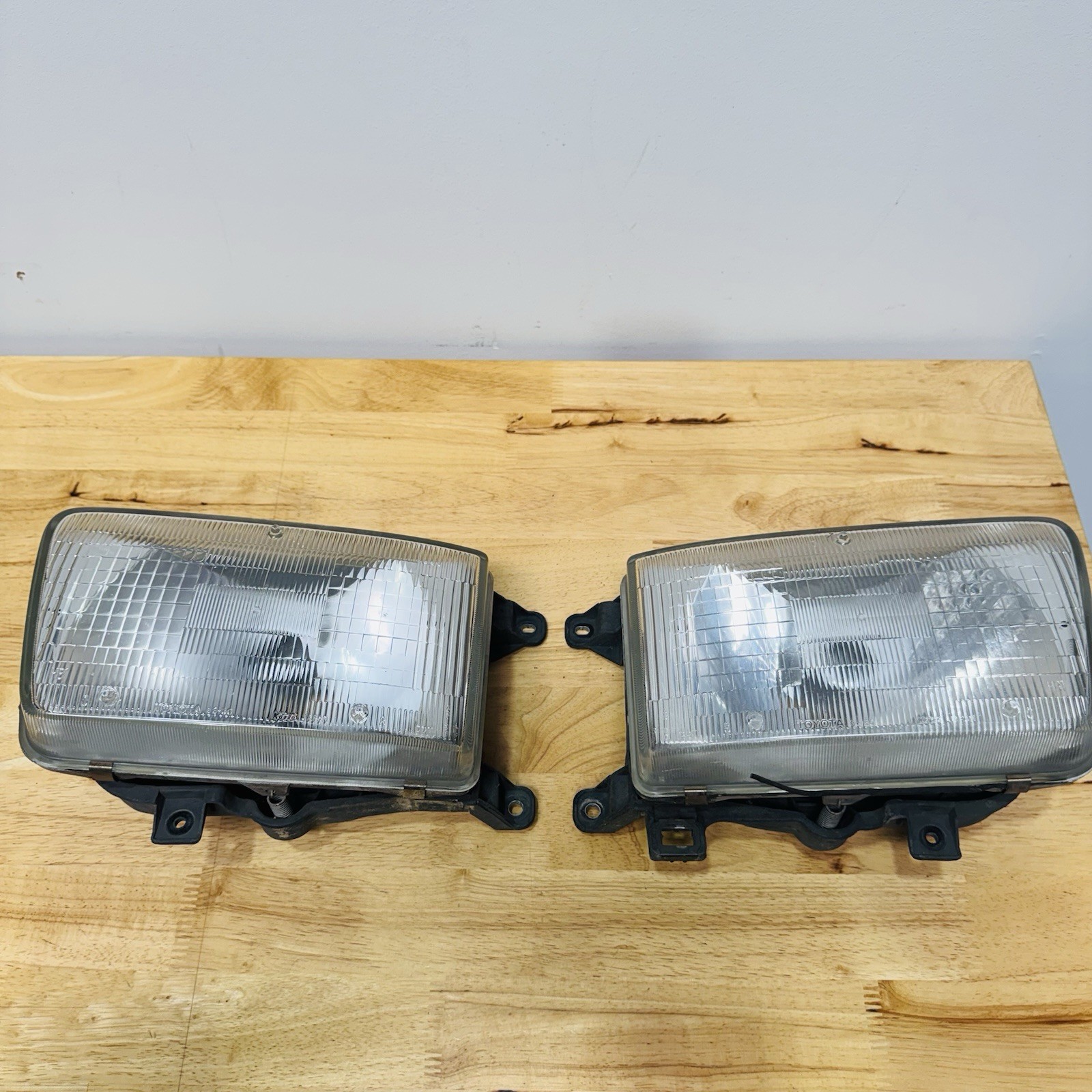 90-95 Toyota 4Runner OEM Headlight Headlamp Assembly Pair LH RH Koito