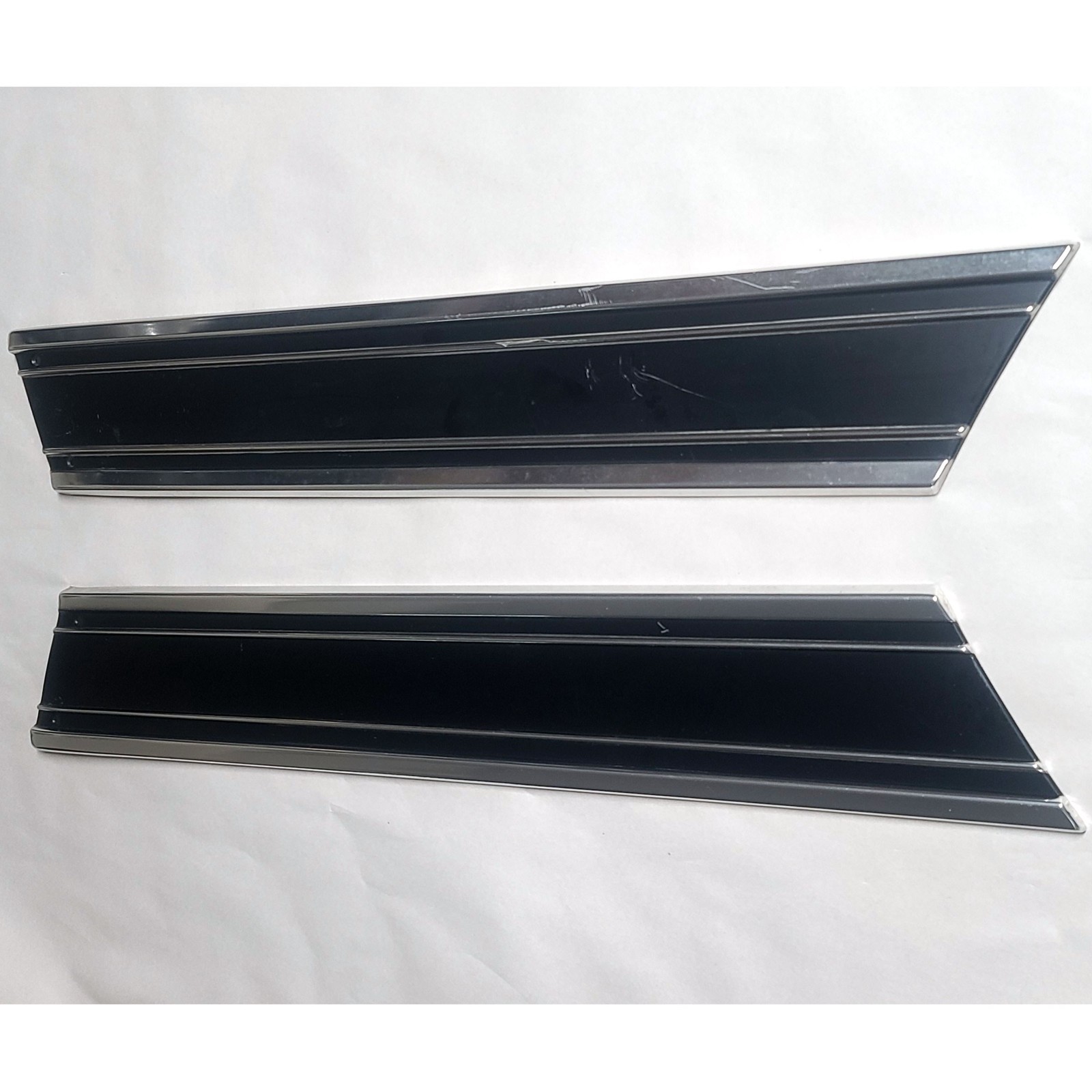 NOS 69-72 Chevy Truck/Blazer Short Bed LWR Rr Bed Molding PAIR 3997431 &32 [S79]
