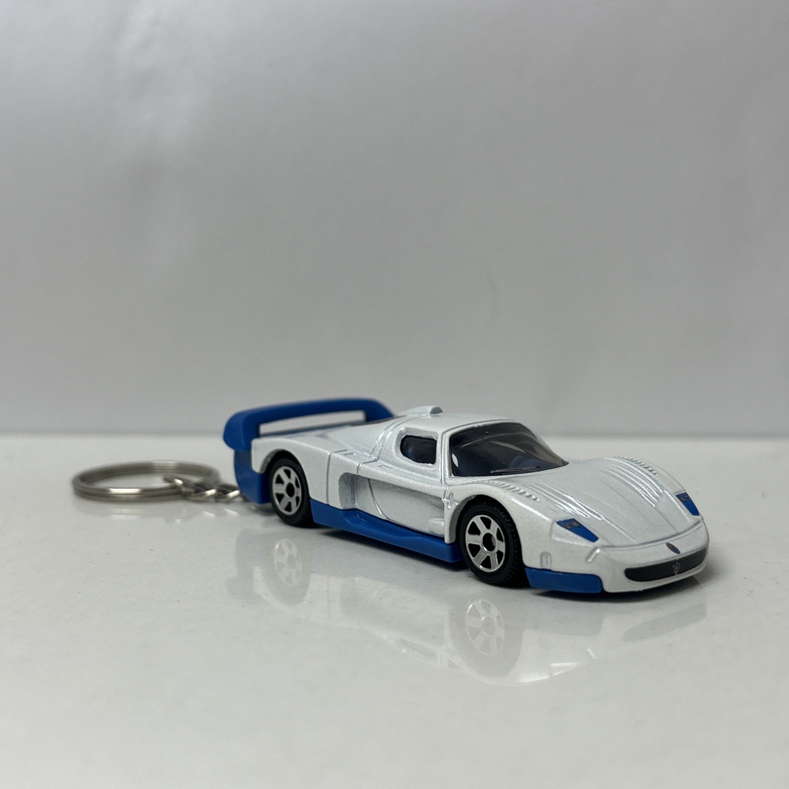 RARE KEY CHAIN WHITE MASERATI MC12 CUSTOM LIMITED EDITION 2004 2005 RARE KEY CHAIN WHITE MASERATI MC12 CUSTOM LIMITED EDITION 2004 2005