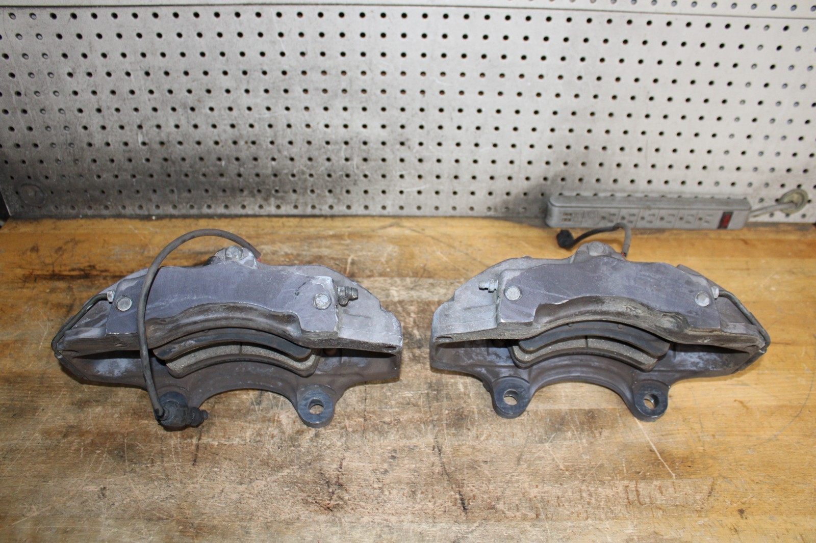 *BREMBO* 04-10 Porsche Cayenne VW Touareg Audi Q7 18Z Front Brake Caliper Set *BREMBO* 04-10 Porsche Cayenne VW Touareg Audi Q7 18Z Front Brake Caliper Set