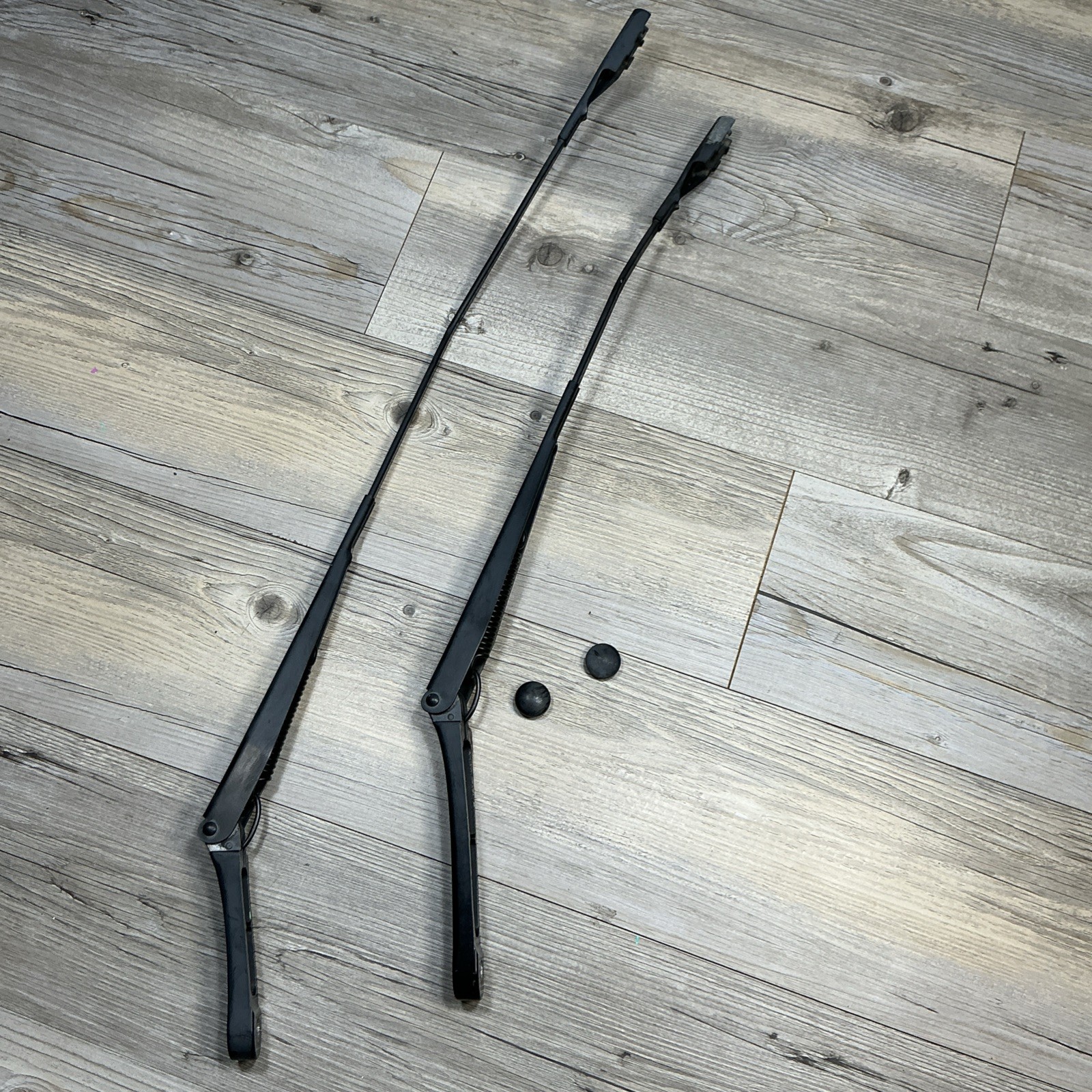 2012- 2015 Volkswagen Passat B7 LEFT & RIGHT WINDSHIELD WIPER ARMS OEM 2012- 2015 Volkswagen Passat B7 LEFT & RIGHT WINDSHIELD WIPER ARMS OEM