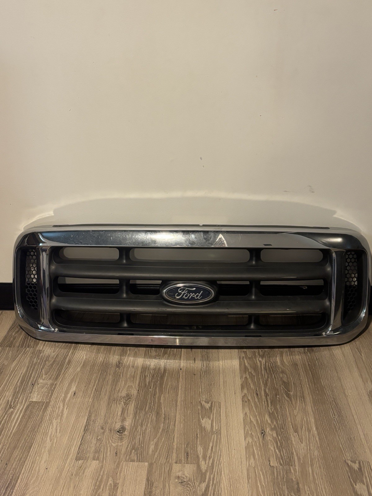 OEM 99-02 Ford F250/F350 Frount Grille. Chrome. Used Good Condition OEM 99-02 Ford F250/F350 Frount Grille. Chrome. Used Good Condition