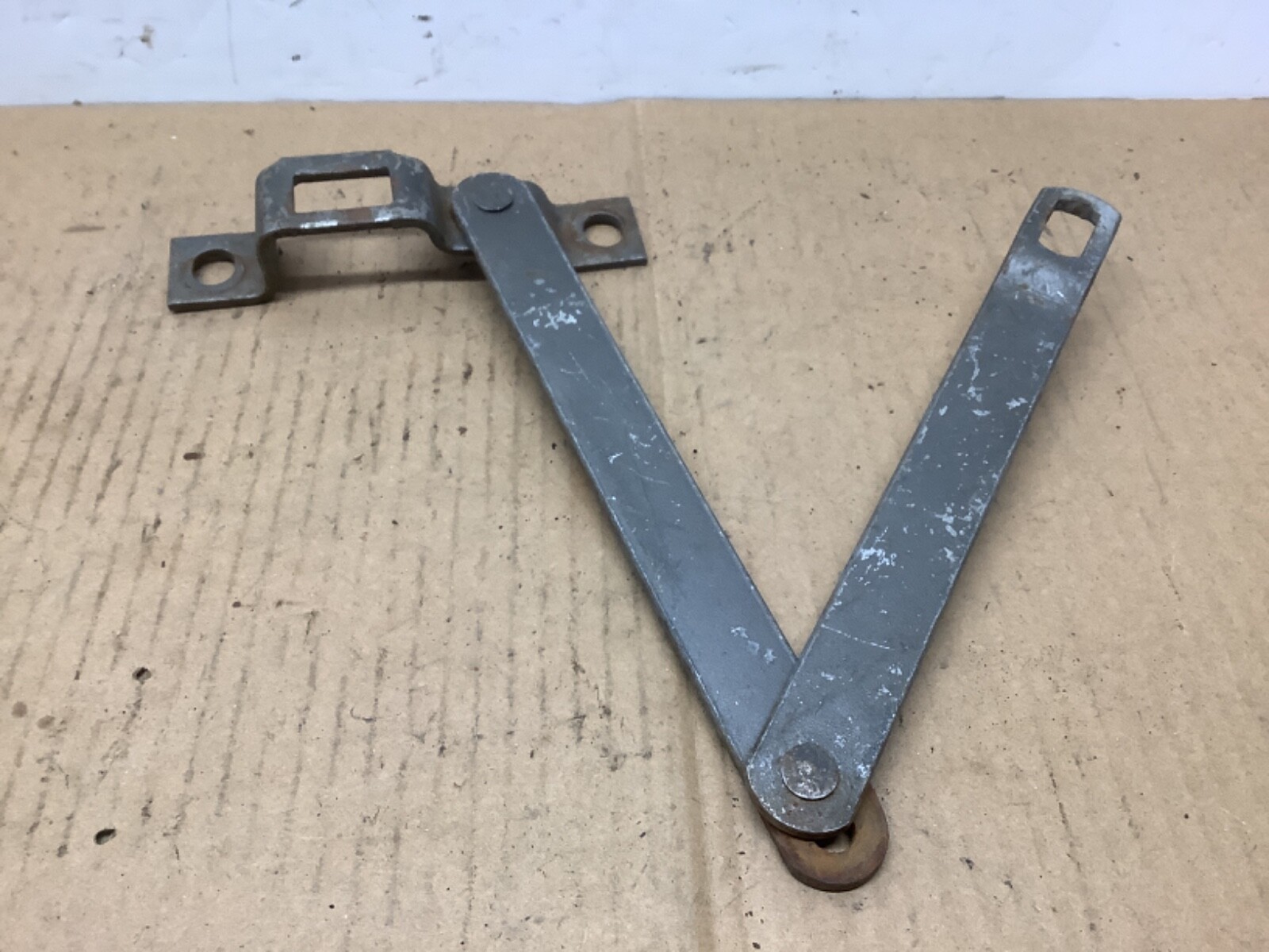79-91 Chevrolet GMC C/K Blazer Tailgate Hinge Left 458025 oem Used See chart 79-91 Chevrolet GMC C/K Blazer Tailgate Hinge Left 458025 oem Used See chart