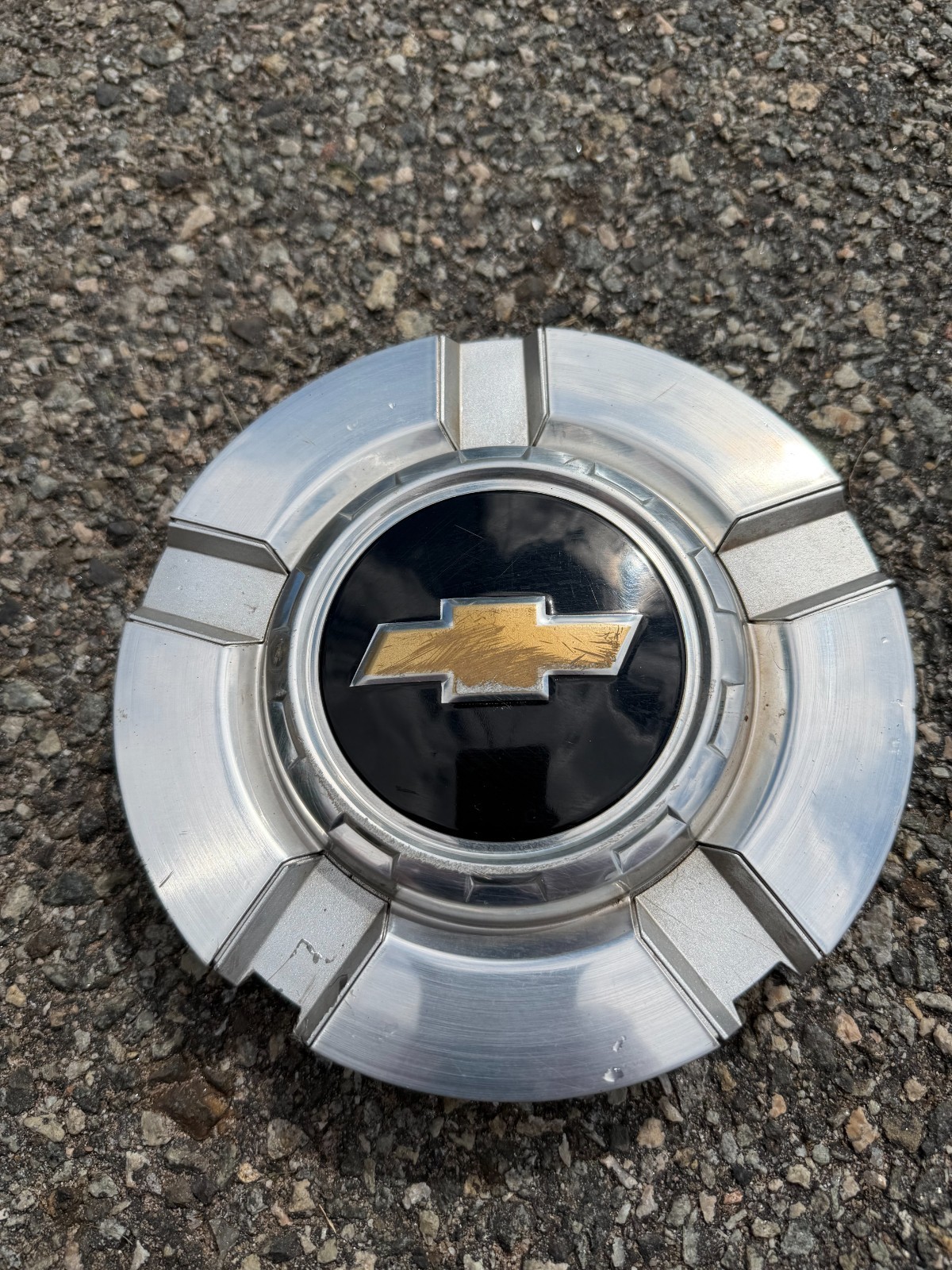 One Factory Chevy Suburban Tahoe Avalanche Pickup center cap hubcap 9596343