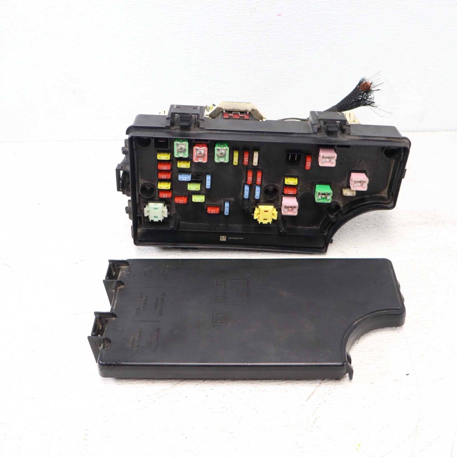 2006-2010 Chrysler PT Cruiser TIPM Totally Integrated Fuse Box w lid P56049719AP 2006-2010 Chrysler PT Cruiser TIPM Totally Integrated Fuse Box w lid P56049719AP