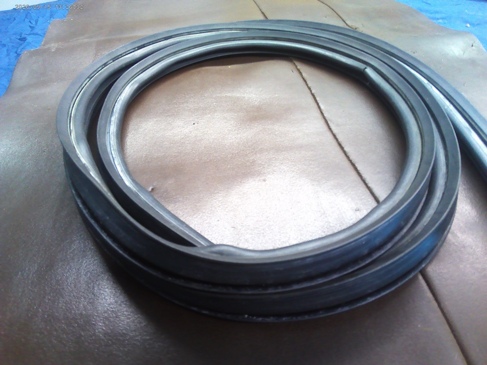 1961-1963 RAMBLER AMERICAN WINDSHIELD GASKET WITH TRIM GROOVE.