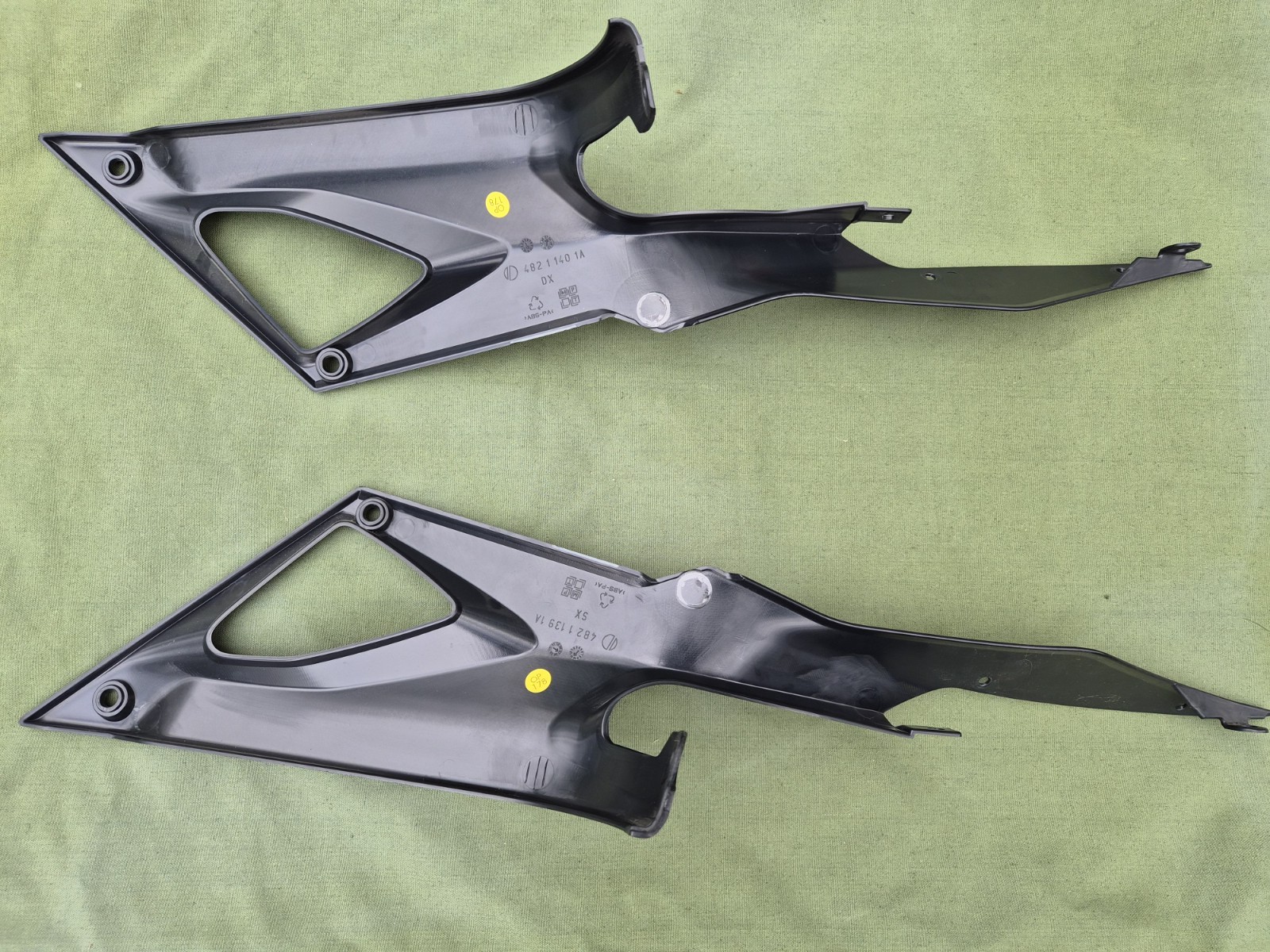 DUCATI 848 1098 1198 OEM GAS FUEL TANK TAIL SIDE COVER FAIRINGS (LEFT + RIGHT) DUCATI 848 1098 1198 OEM GAS FUEL TANK TAIL SIDE COVER FAIRINGS (LEFT + RIGHT)