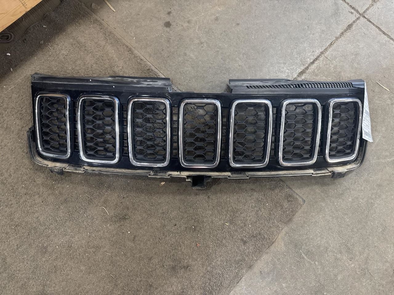 Grille Wk Body VIN E Or F 6th Digit Upper Fits 17-22 GRAND CHEROKEE 2177897