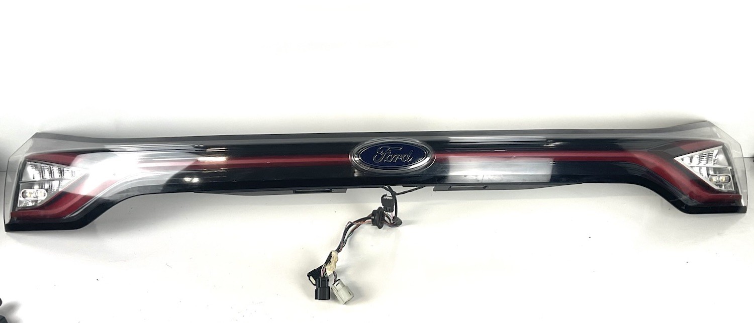 2015-18 FORD EDGE REAR CENTER TAIL LIGHT TAILLIGHT LAMP PANEL TRIM OEM