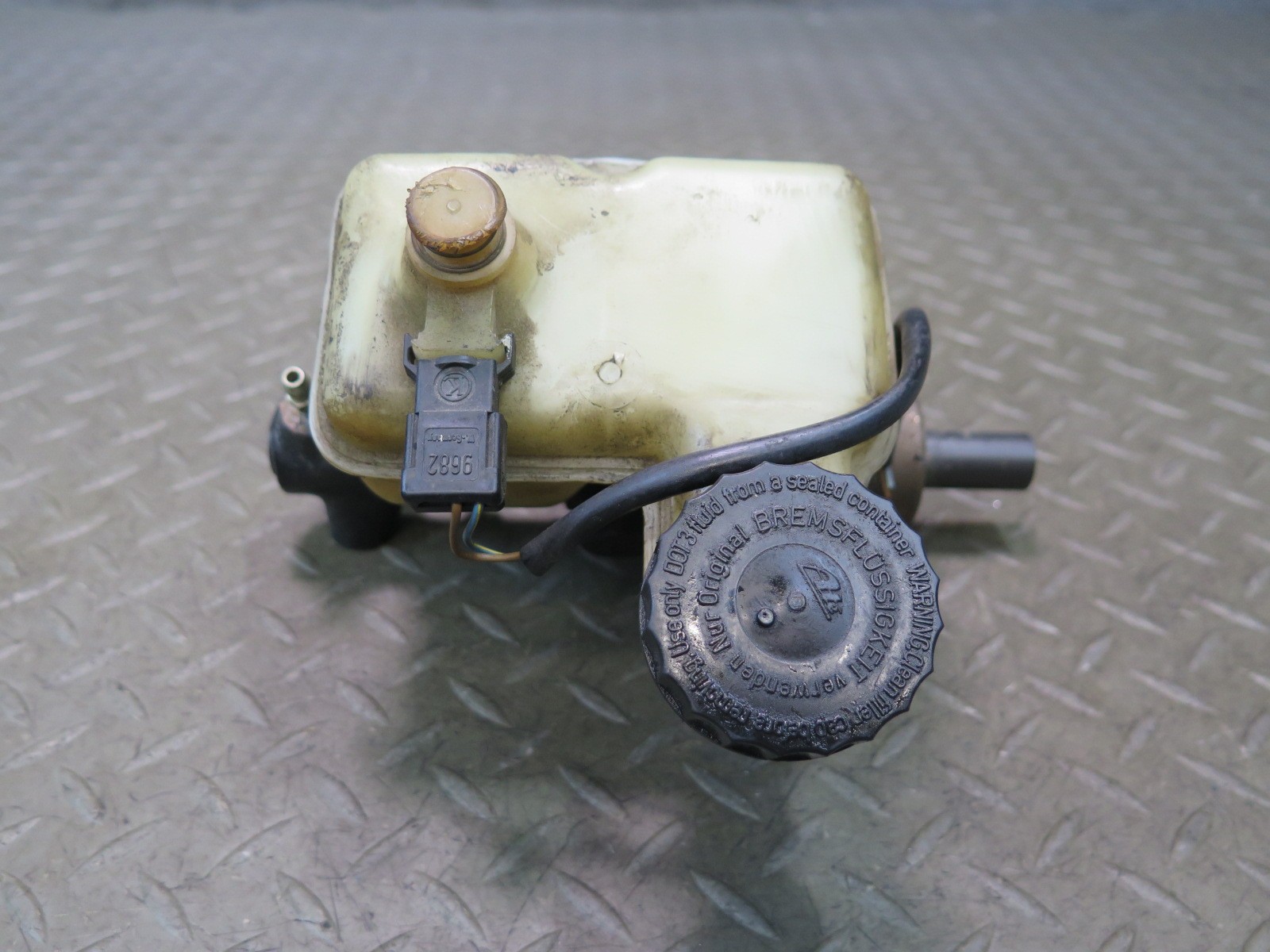 1984-1991 PORSCHE 928 BRAKE MASTER CYLINDER W/ FLUID TANK RESERVOIR