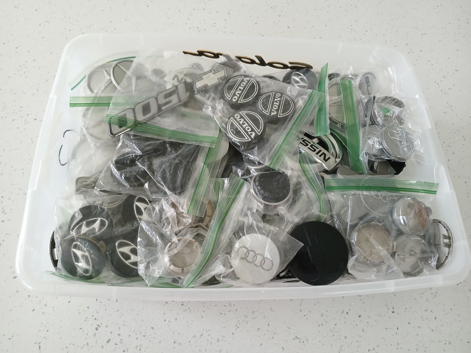 HUGE MIXED LOT EMBLEMS & SMALL WHEEL CENTER CAPS BULK DISCOUNT WHOLESALE OEM C3