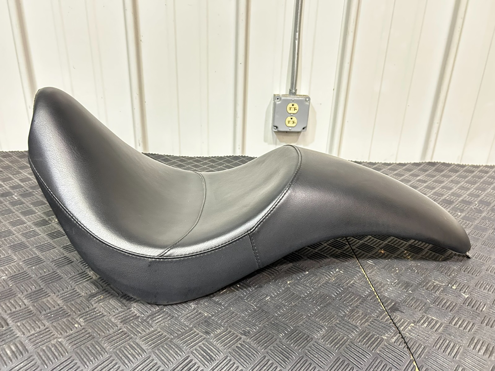 2001-2003 Yamaha XVS 650 Classic used Aftermarket Solo Seat 5BN-223V 2001-2003 Yamaha XVS 650 Classic used Aftermarket Solo Seat 5BN-223V