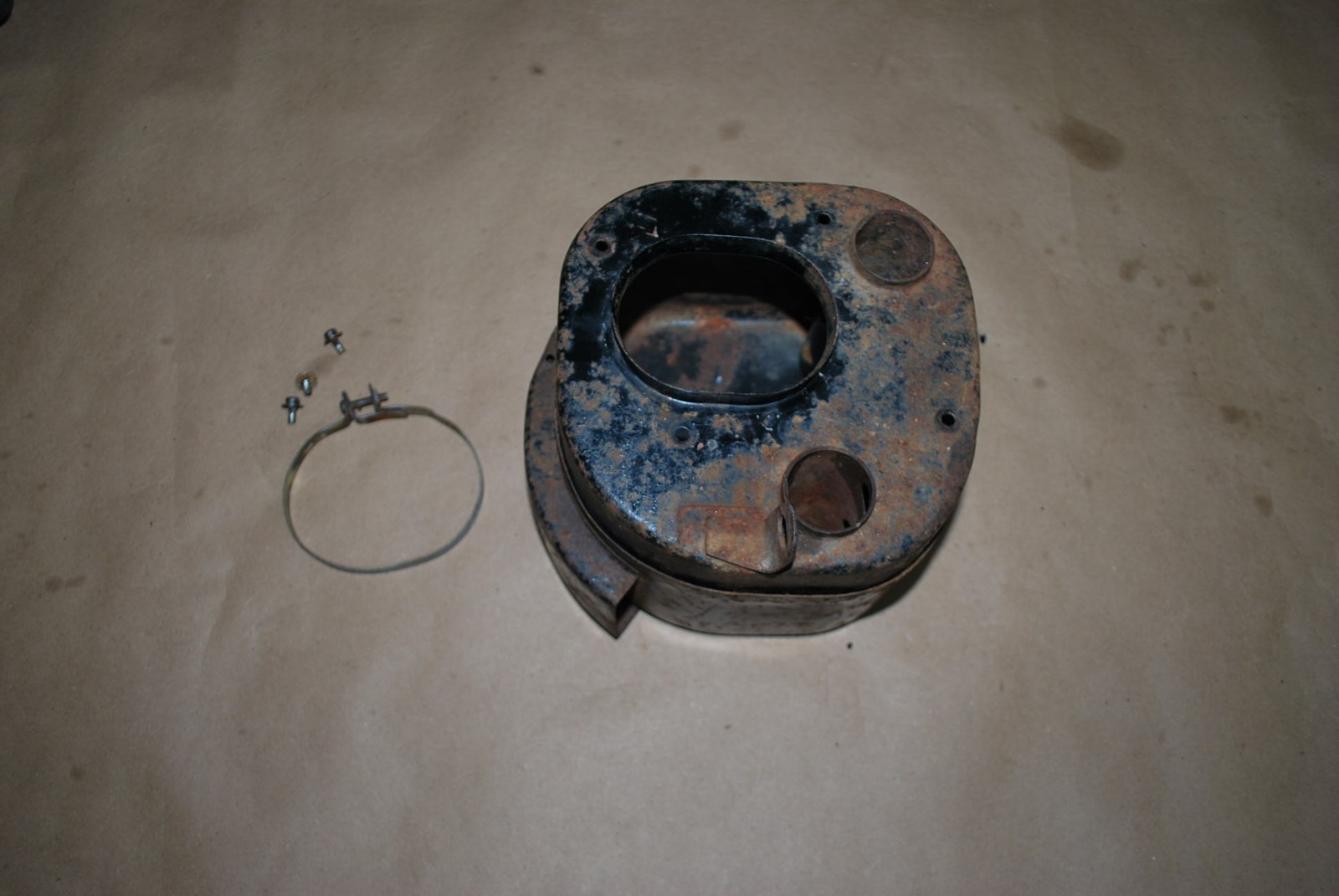 SUZUKI GT250 AIR FILTER CLEANER BOX