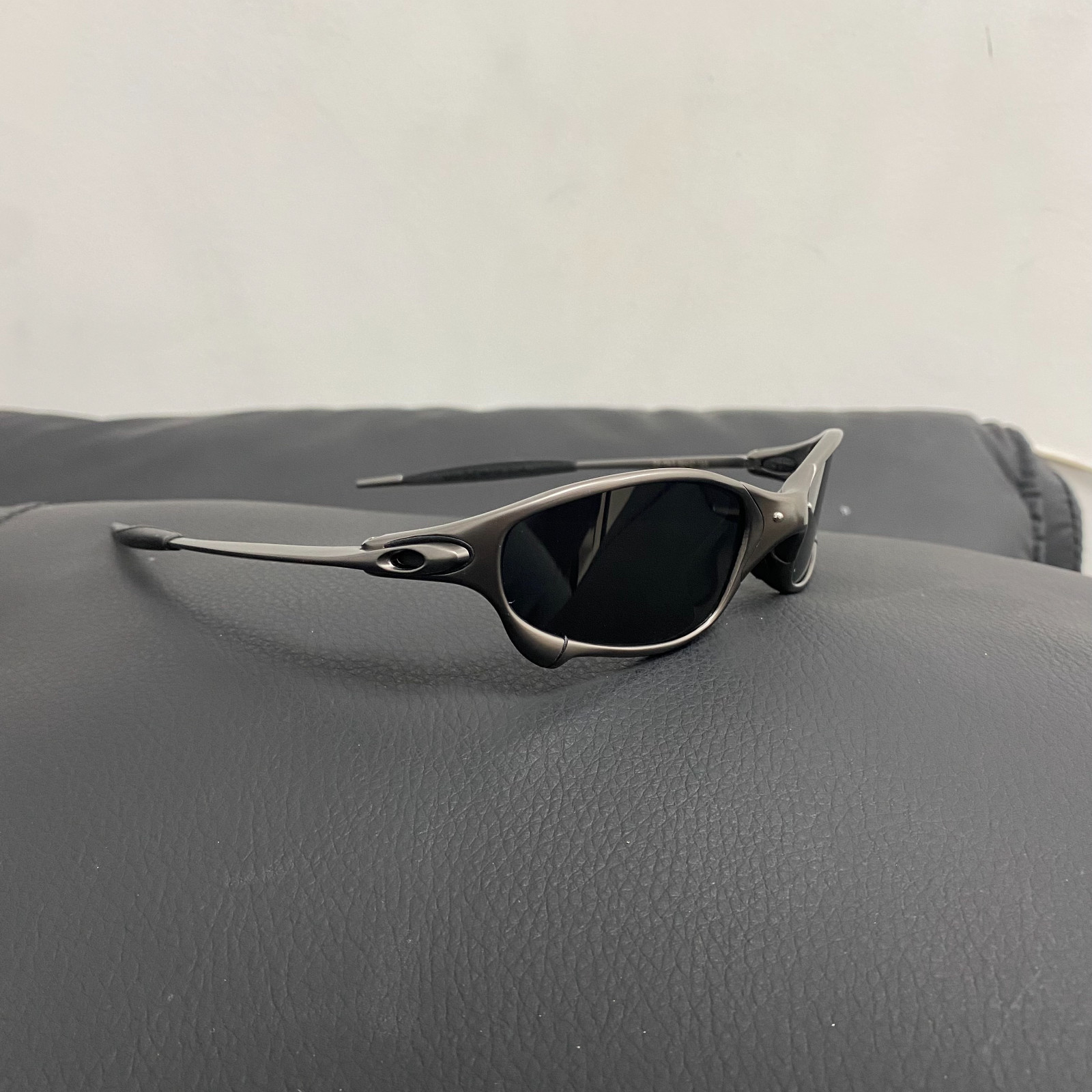 Vintage Oakley Juliet 1.0 X-Metal Polarized Sunglasses Gray Frames Black Lens Vintage Oakley Juliet 1.0 X-Metal Polarized Sunglasses Gray Frames Black Lens