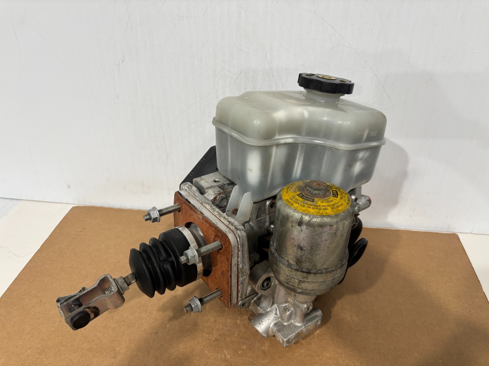 06-10 HUMMER H3 ABS ANTI LOCK BRAKE PUMP MASTER CYLINDER BOOSTER ASSY # 19258790 06-10 HUMMER H3 ABS ANTI LOCK BRAKE PUMP MASTER CYLINDER BOOSTER ASSY # 19258790