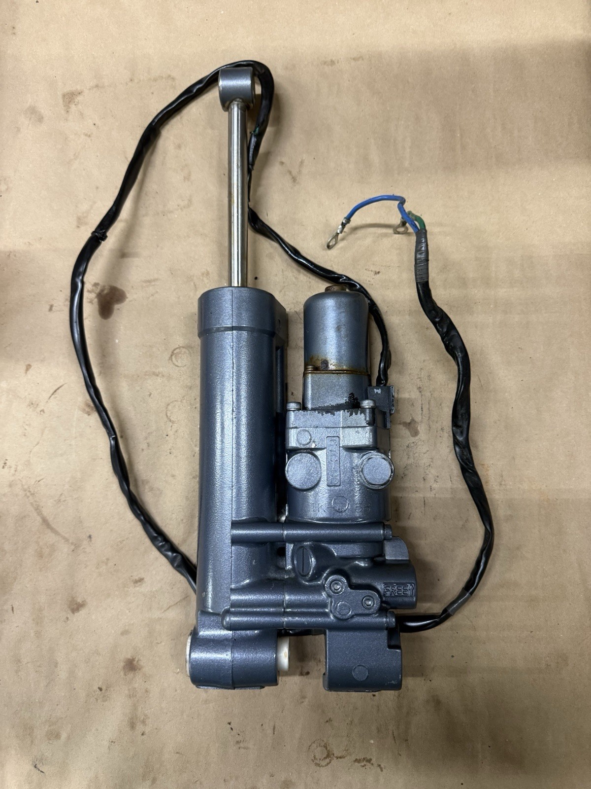 OEM YAMAHA POWER TRIM & TILT PN# 67C-43800-00-4D ( FOR PARTS ) (C-2)