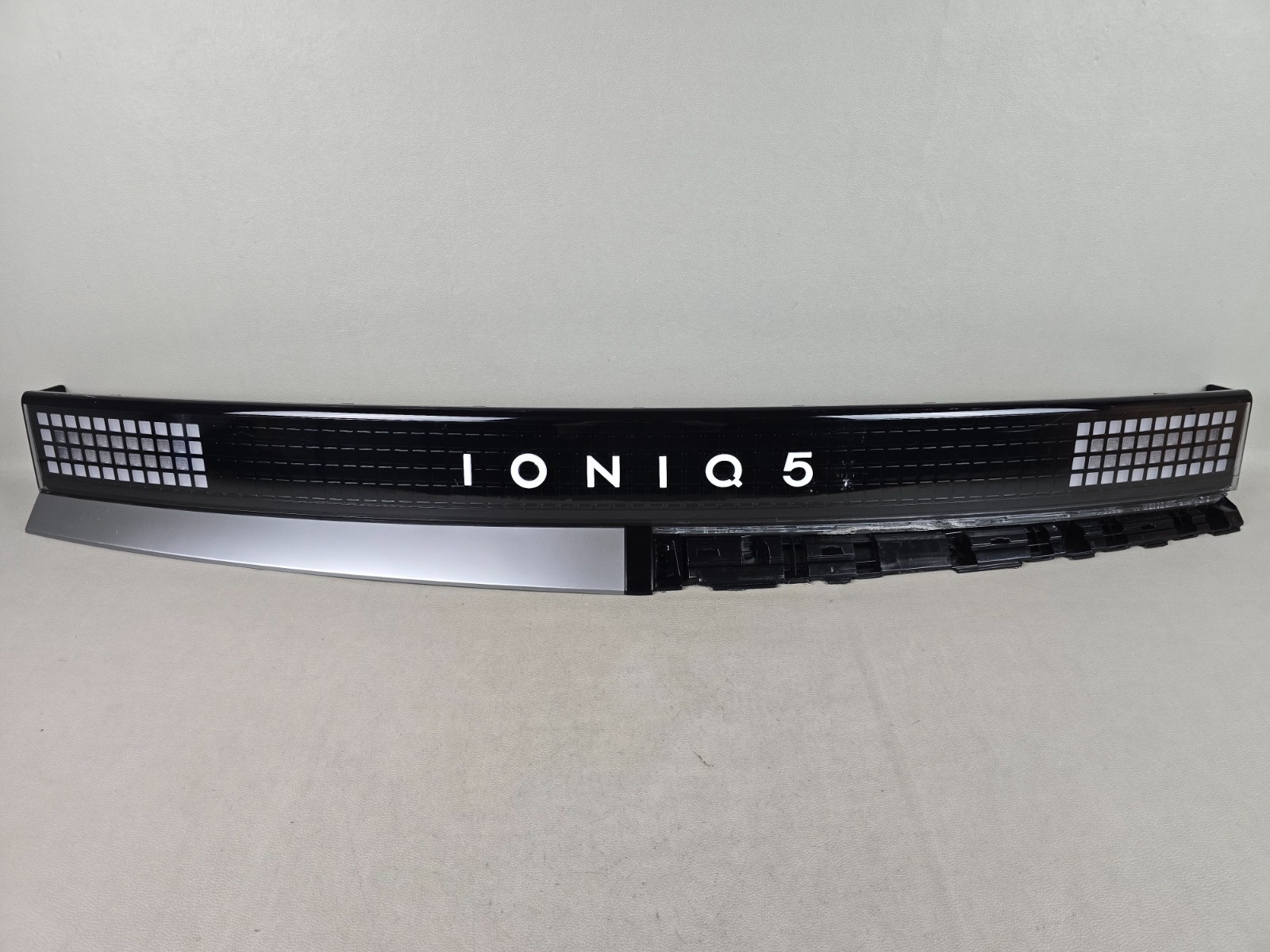 Nice 2022-2025 Hyundai IONIQ 5 Center Liftgate Light Bar LED OEM