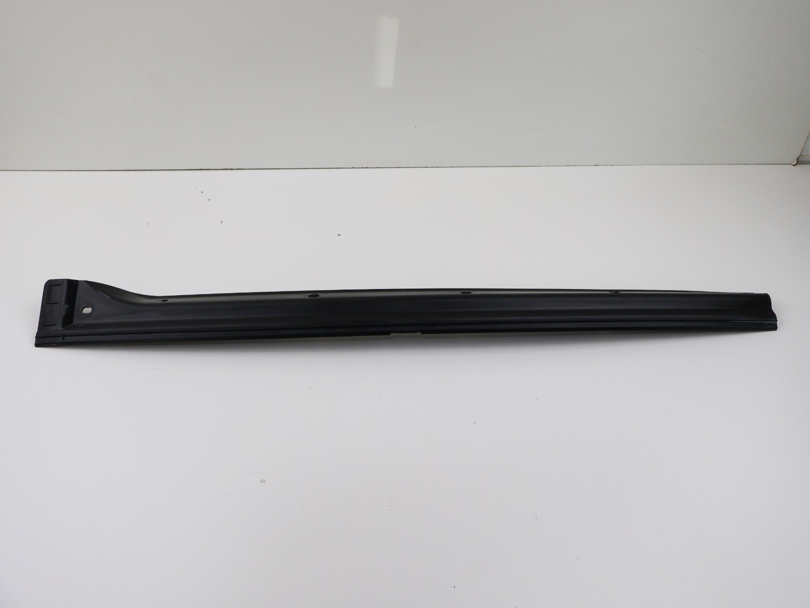 99-05 Ford Excursion LH Rear Door Front Weatherstrip Seal 1C34-26247A51-AC OEM