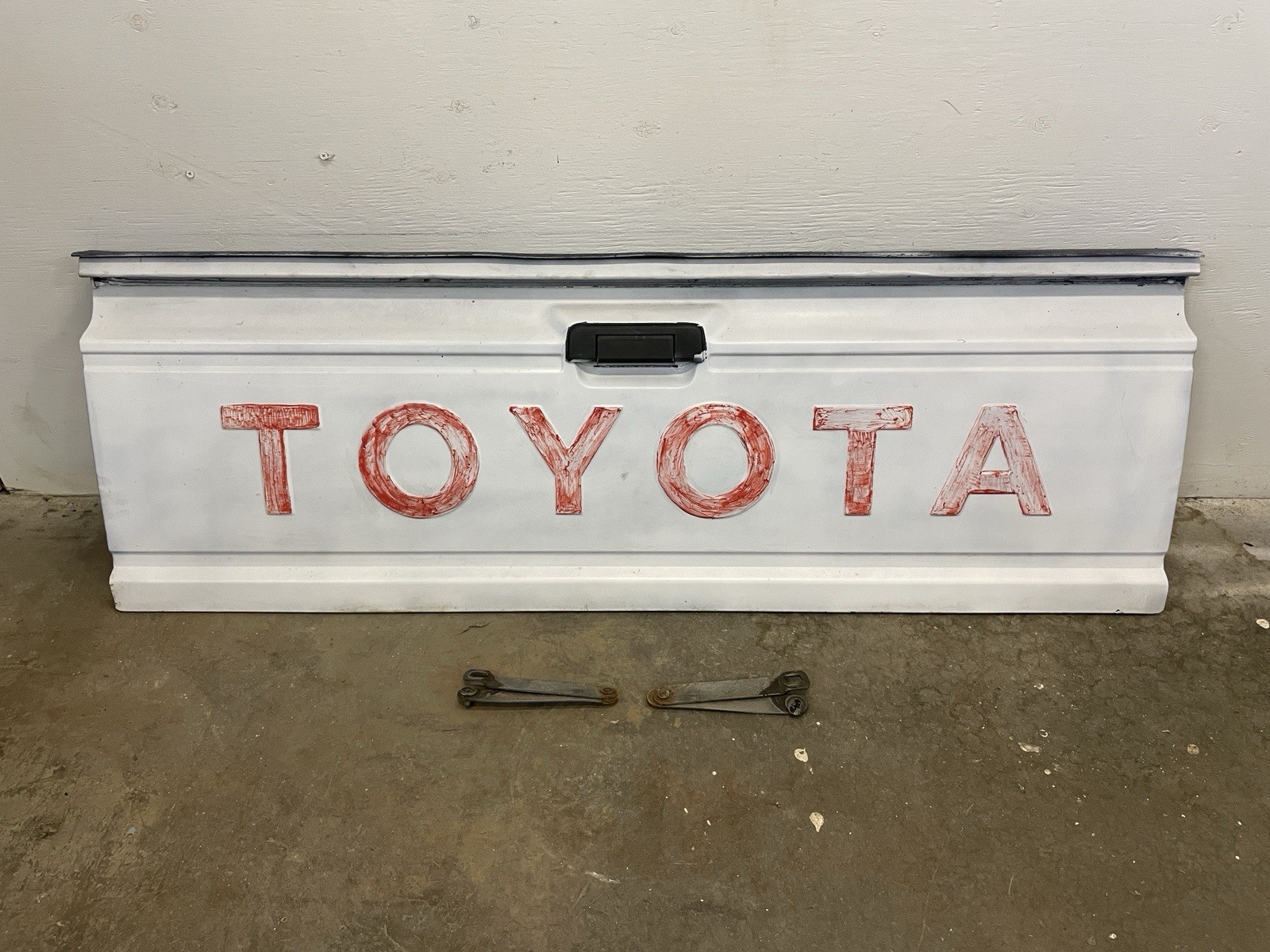 1984-1988 Toyota Pickup Bed Tailgate Center Latch Japanese Style 84-88 1984-1988 Toyota Pickup Bed Tailgate Center Latch Japanese Style 84-88