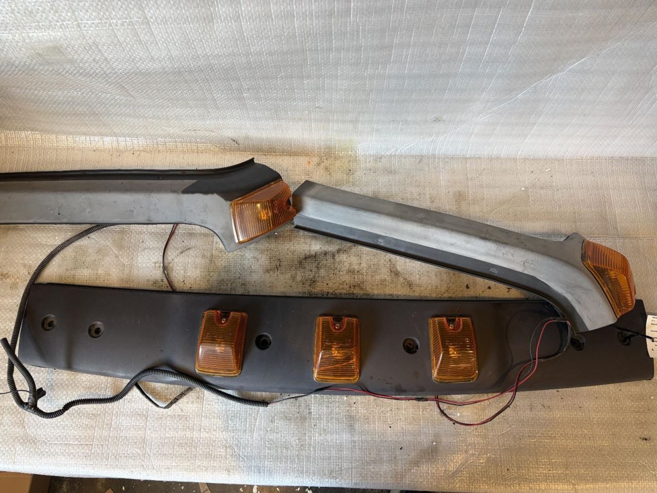 06-10 HUMMER H3 WINDSHIELD SURROUND W/ AMBER CAB/ROOF LIGHTS **TESTED UNIT**