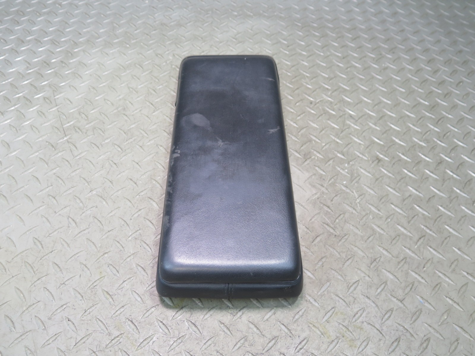 1984-1991 PORSCHE 928 CENTER CONSOLE LEATHER ARMREST 92855570102
