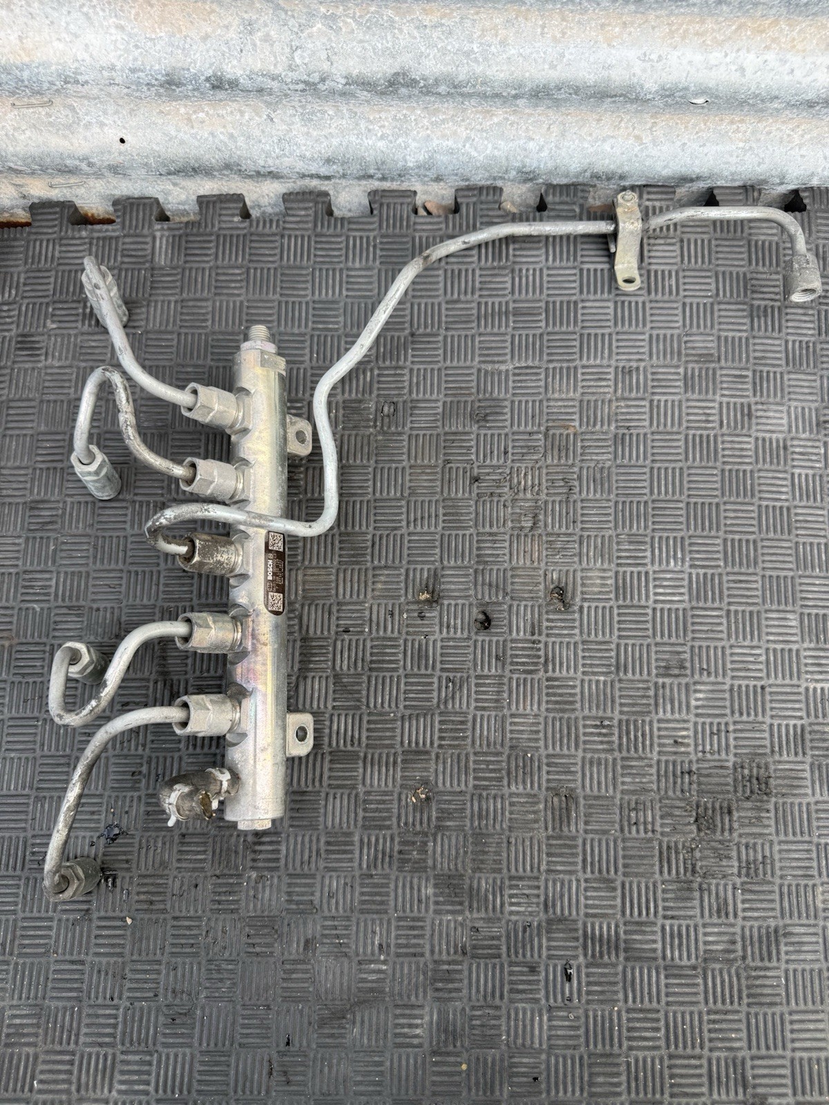 2006-2010 Chevrolet 2500 4500 6.6L Duramax Left Fuel Rail With Lines Bosch OEM 2006-2010 Chevrolet 2500 4500 6.6L Duramax Left Fuel Rail With Lines Bosch OEM