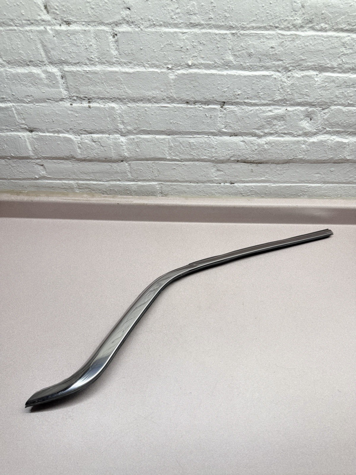 2017 - 2026 JEEP COMPASS REAR RIGHT PASSENGER SIDE QUARTER UPPER MOLDING OEM 2017 - 2026 JEEP COMPASS REAR RIGHT PASSENGER SIDE QUARTER UPPER MOLDING OEM