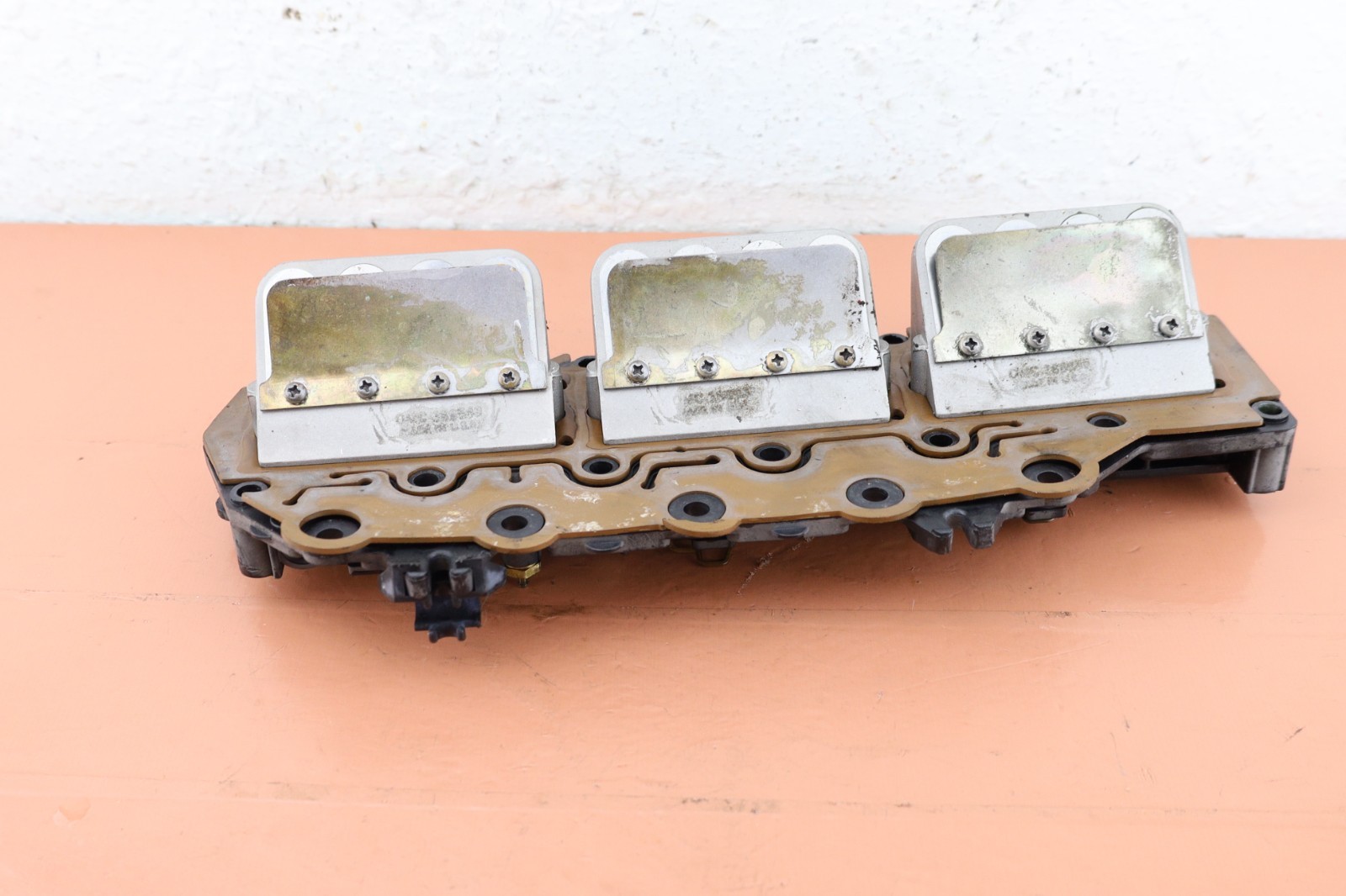 Johnson 175 hp (1991-2006) Outboard OEM Port Intake & Reeds Johnson 175 hp (1991-2006) Outboard OEM Port Intake & Reeds