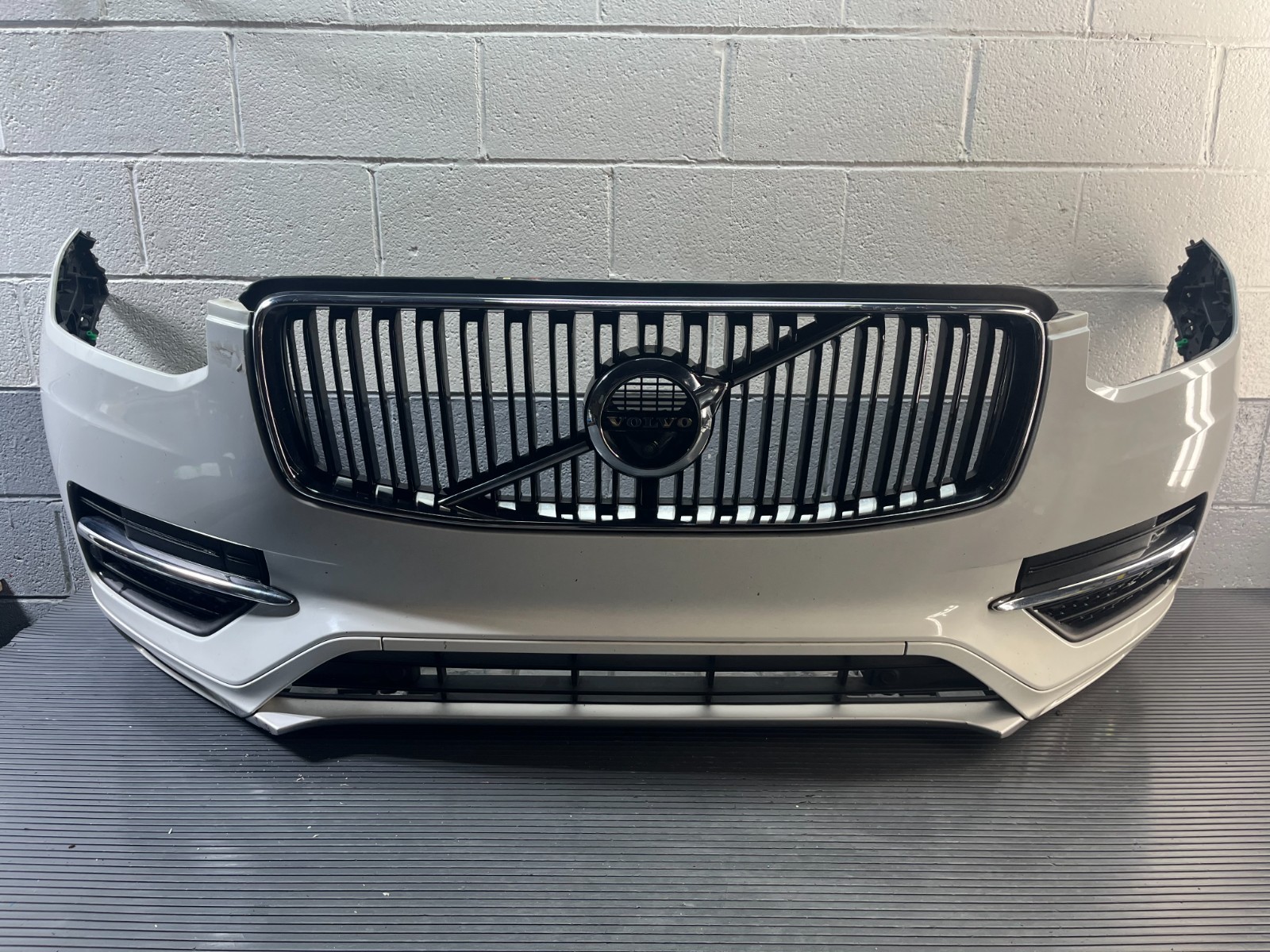 2016-2019 Volvo XC90 II T5 Bumper W/ Grille Assembly Front White 614 OEM *NOTE*