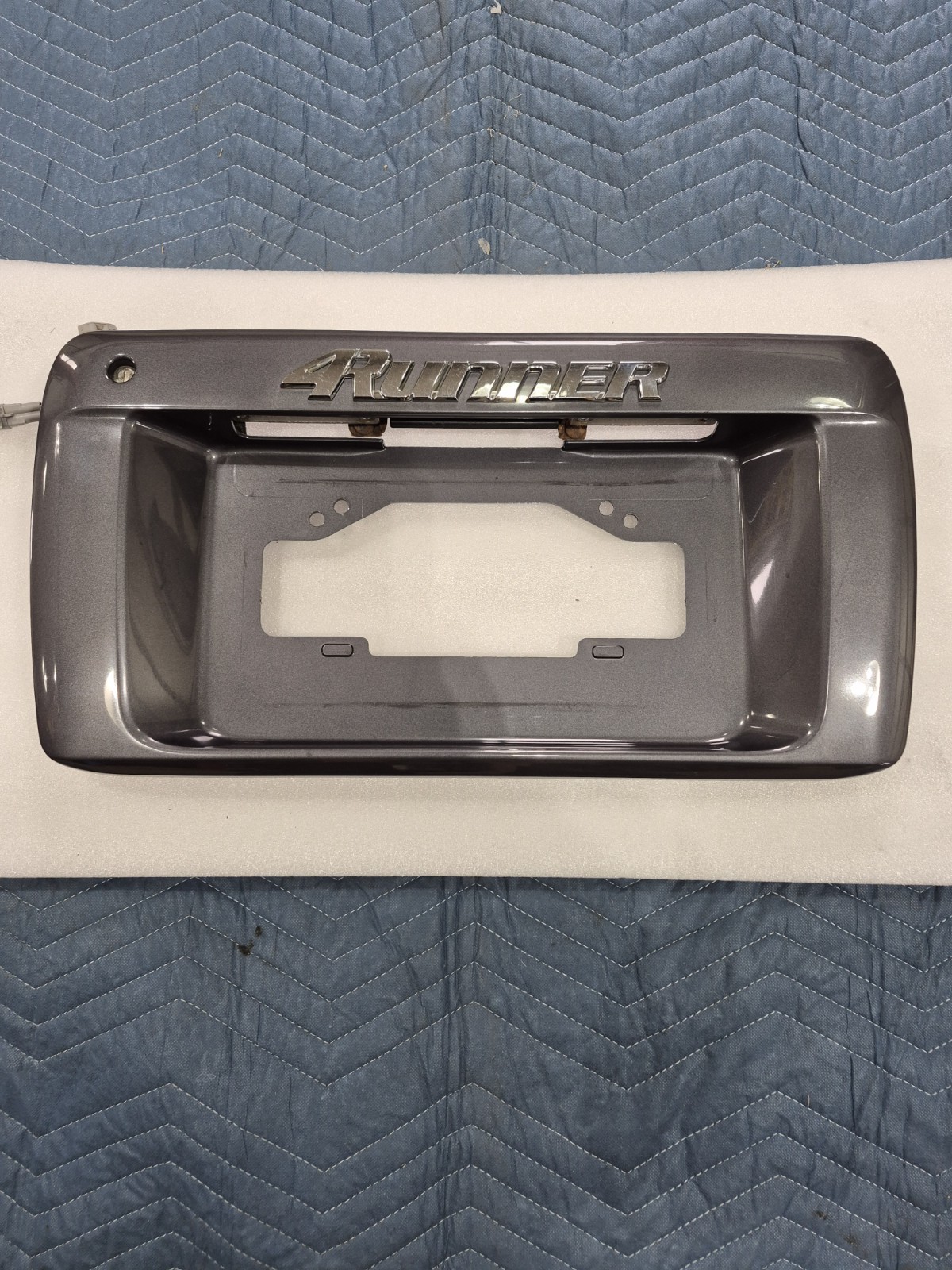 1996-2002 TOYOTA 4RUNNER REAR HATCH LICENSE PLATE TRIM MOLDING BRACKET OEM GRAY