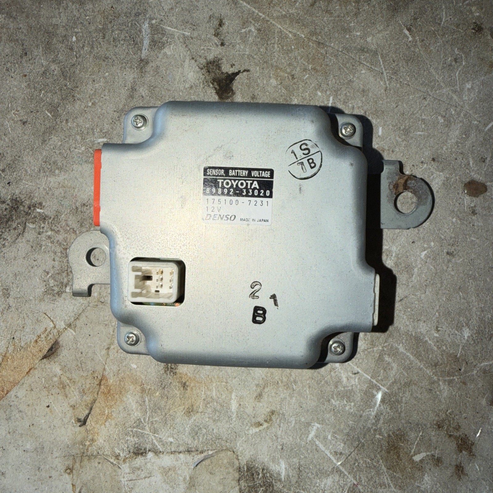 Camry Avalon ES 300h Hybrid Battery Voltage Sensor ECU Module OEM 89892-33020