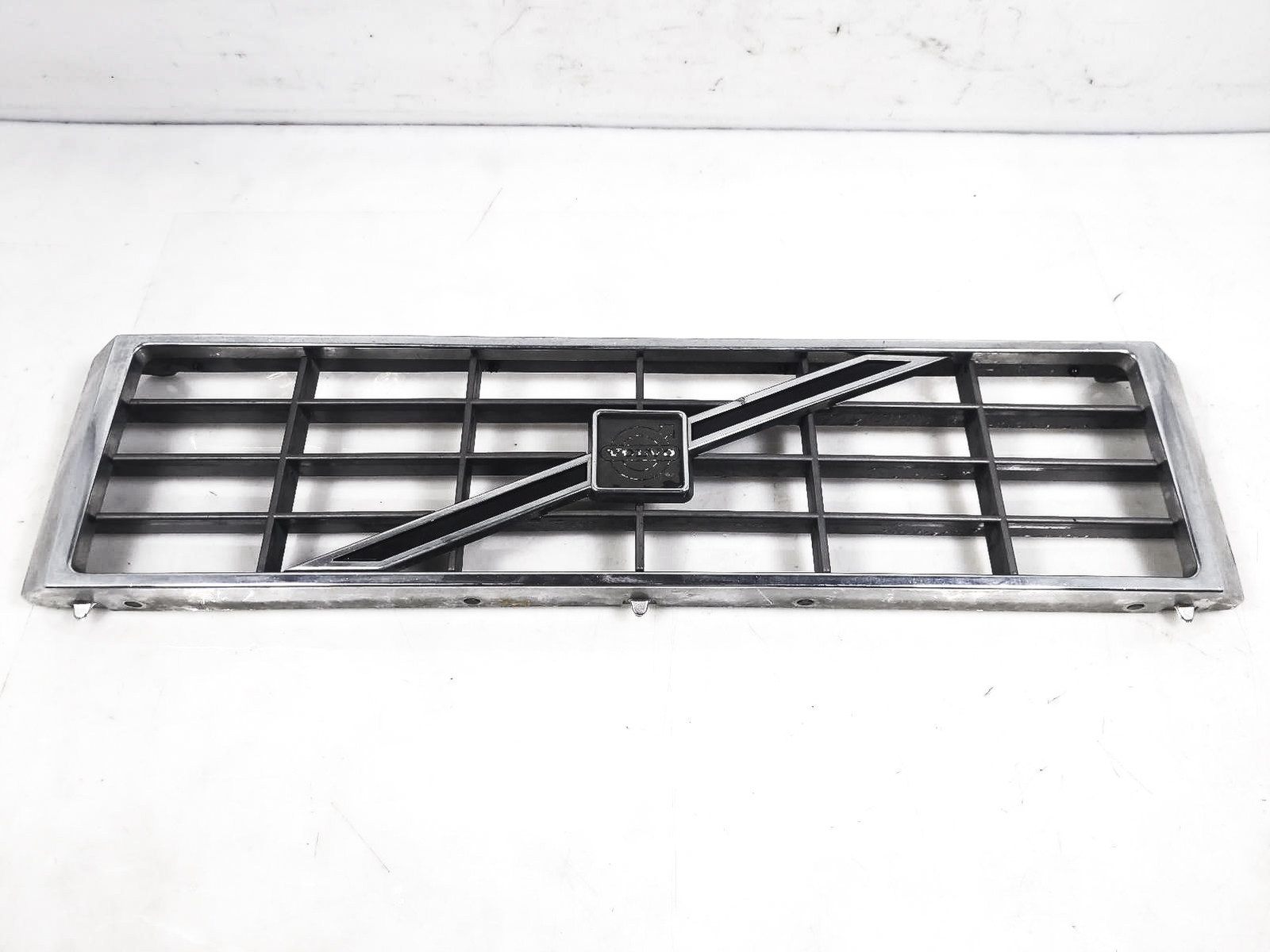 1987-1991 Volvo 780 Front Upper Grille Assembly - Grey/Silver 1341309