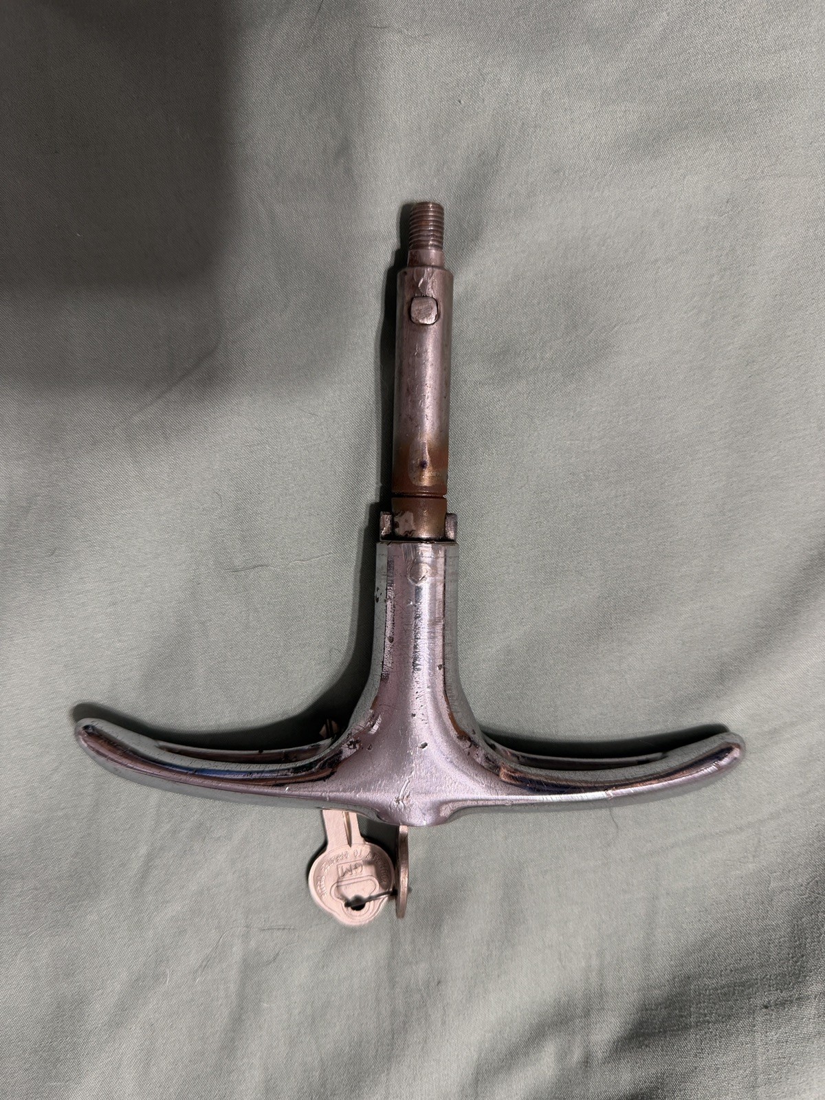 1949 CHEVROLET OLDS LOCKING TRUNK HANDLE 49 GM CIRCA 40S OEM CHEVY RESTO ROD VTG 1949 CHEVROLET OLDS LOCKING TRUNK HANDLE 49 GM CIRCA 40S OEM CHEVY RESTO ROD VTG