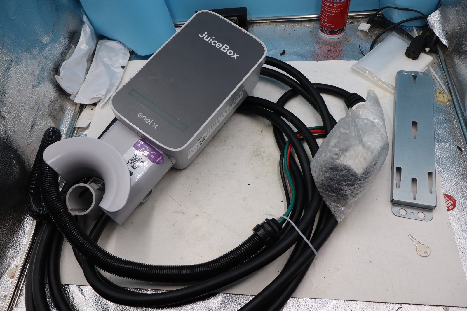 JuiceBox LEVEL 2 40-Amp Residential EV Charging Station w/key bracket. 25ft Cord JuiceBox LEVEL 2 40-Amp Residential EV Charging Station w/key bracket. 25ft Cord