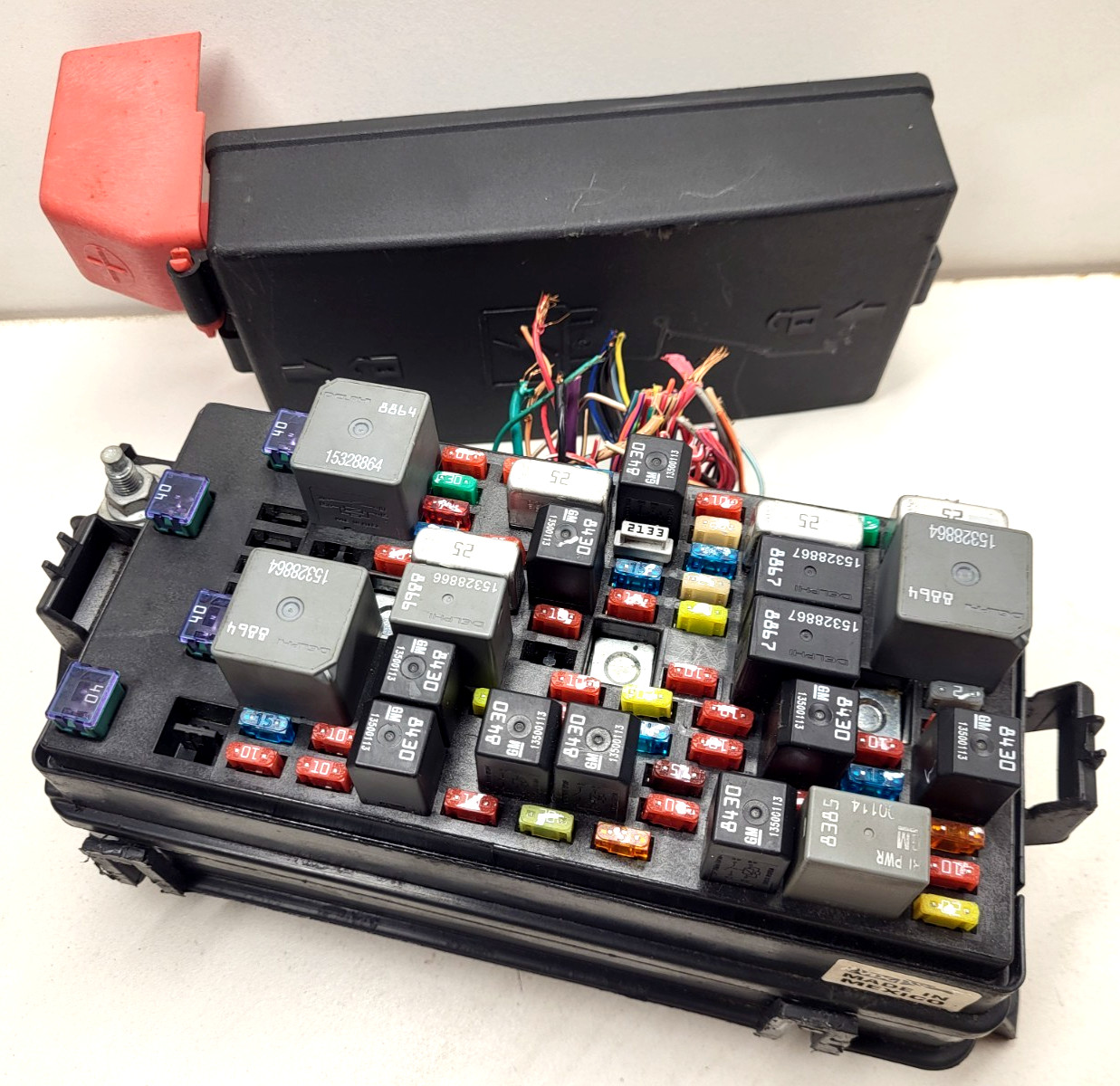 2008-2011 Buick Lucerne Cadillac DTS Rear Fuse Box Assembly OEM 13697145 2008-2011 Buick Lucerne Cadillac DTS Rear Fuse Box Assembly OEM 13697145