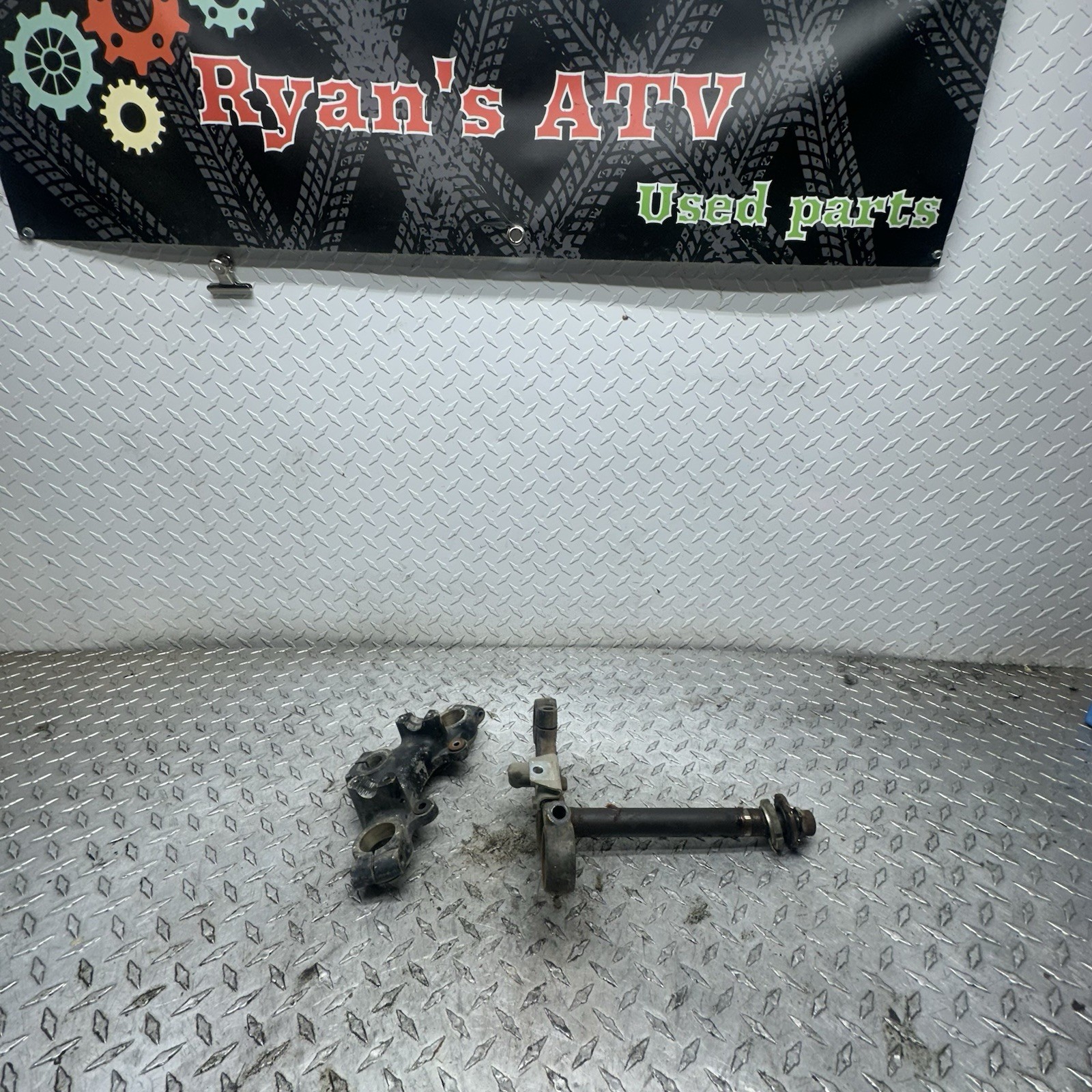 1976 Suzuki GT380 Triple S13040. triple tree steering stem clamp yoke