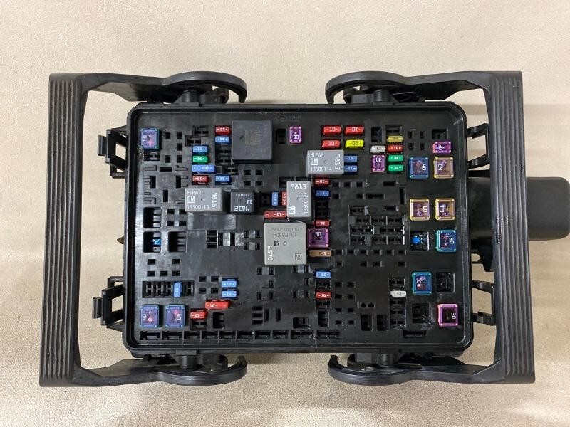 2015-2019 GMC Sierra 2500 3500 Pickup Engine Fuse Box Factory OEM ID 84303174 2015-2019 GMC Sierra 2500 3500 Pickup Engine Fuse Box Factory OEM ID 84303174
