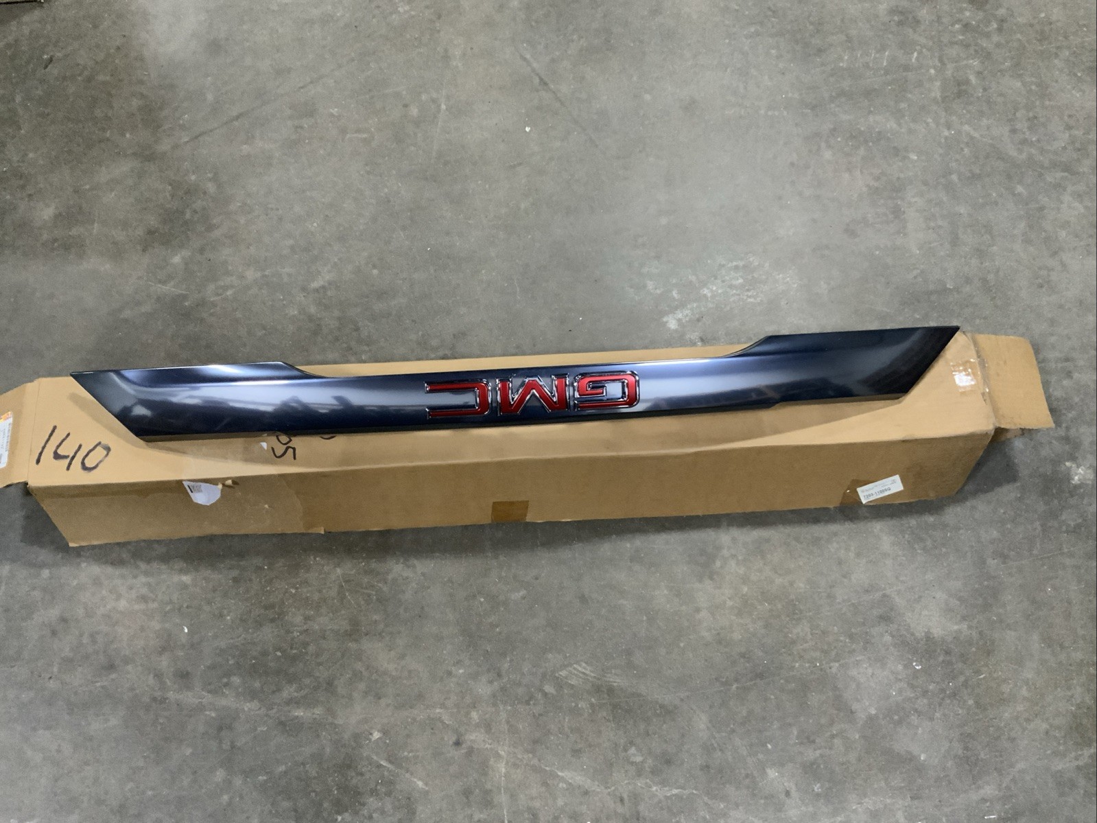 2020-23 GMC ACADIA LIFTGATE APPLIQUE IN NIGHRIDE CHROME MOLDING OEM 84641792 2020-23 GMC ACADIA LIFTGATE APPLIQUE IN NIGHRIDE CHROME MOLDING OEM 84641792