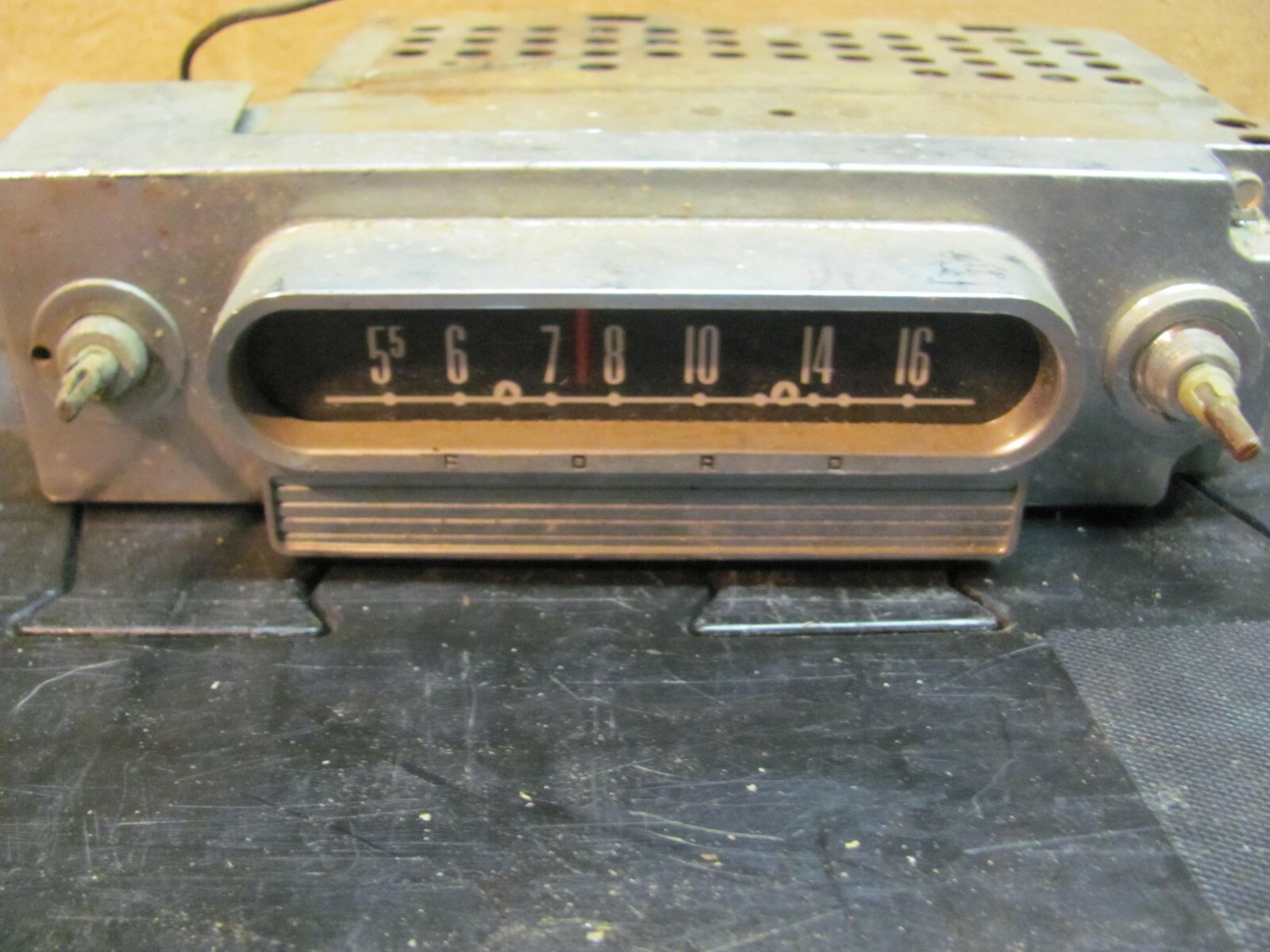 Vintage Ford Radio 12BD-099079