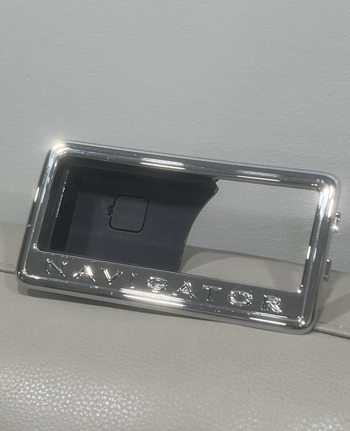 2007-2014 Lincoln Navigator RIGHT PASSENGER Side Door Handle Trim Bezel OEM.