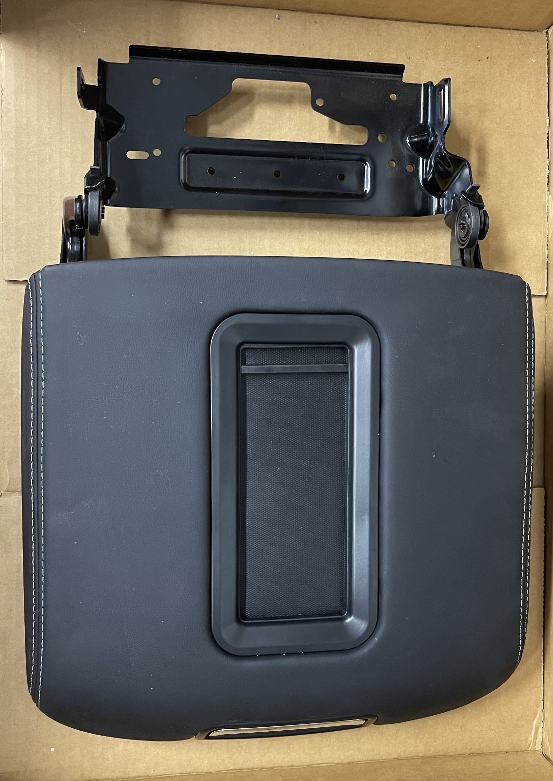 Center Console Armrest Lid For 14-20 Chevy Silverado GMC Sierra Tahoe 0227083AA Center Console Armrest Lid For 14-20 Chevy Silverado GMC Sierra Tahoe 0227083AA