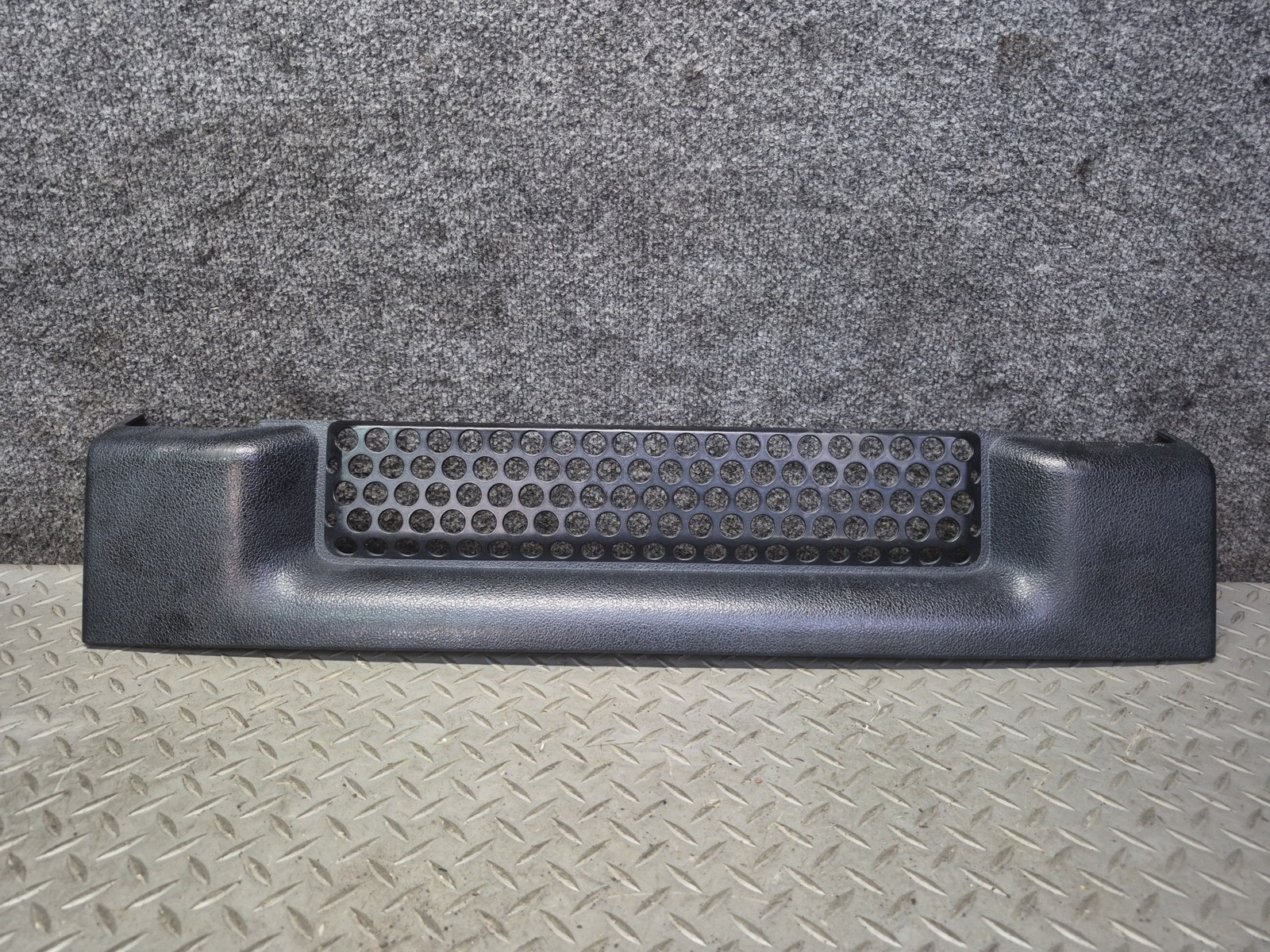 2003-2007 HUMMER H2 FRONT BUMPER RADIATOR LOWER GRILLE MOLDING 15078155