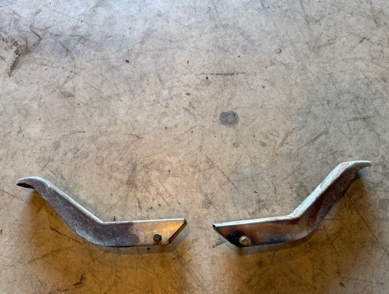 1980’s Vintage Yamaha G1 Two Stroke Golf Cart Front Fender support brackets 2541