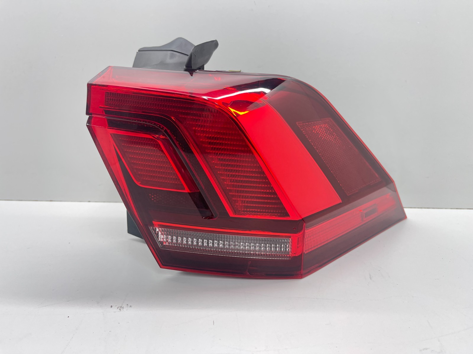 2018 - 2024 VW Tiguan LED Tail Light Passenger Right RH 5NN945096A OEM 2604